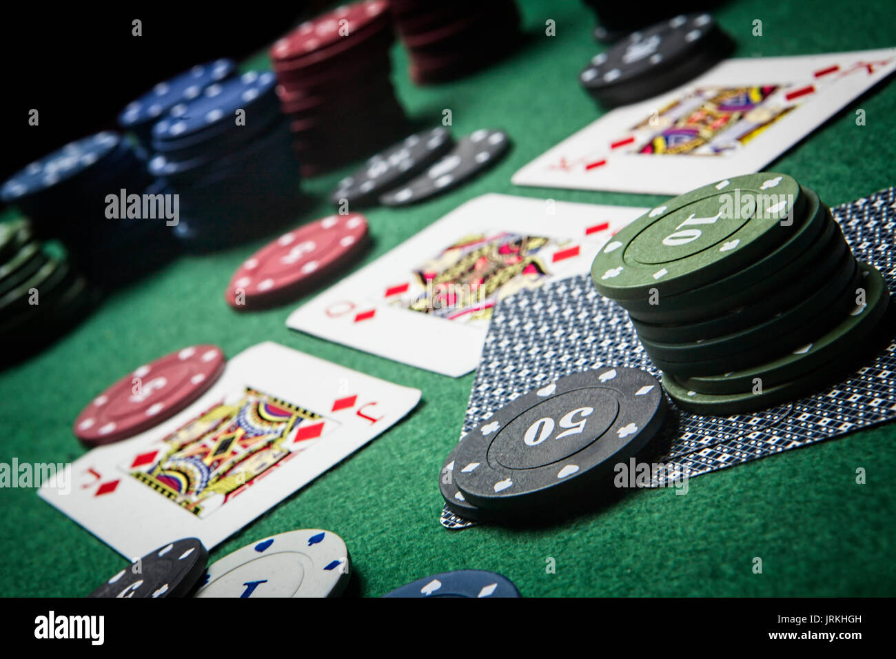 Carte deck poker inglese, poker gioco interessante con una possibile combinazione vincente su sfondo verde Foto Stock