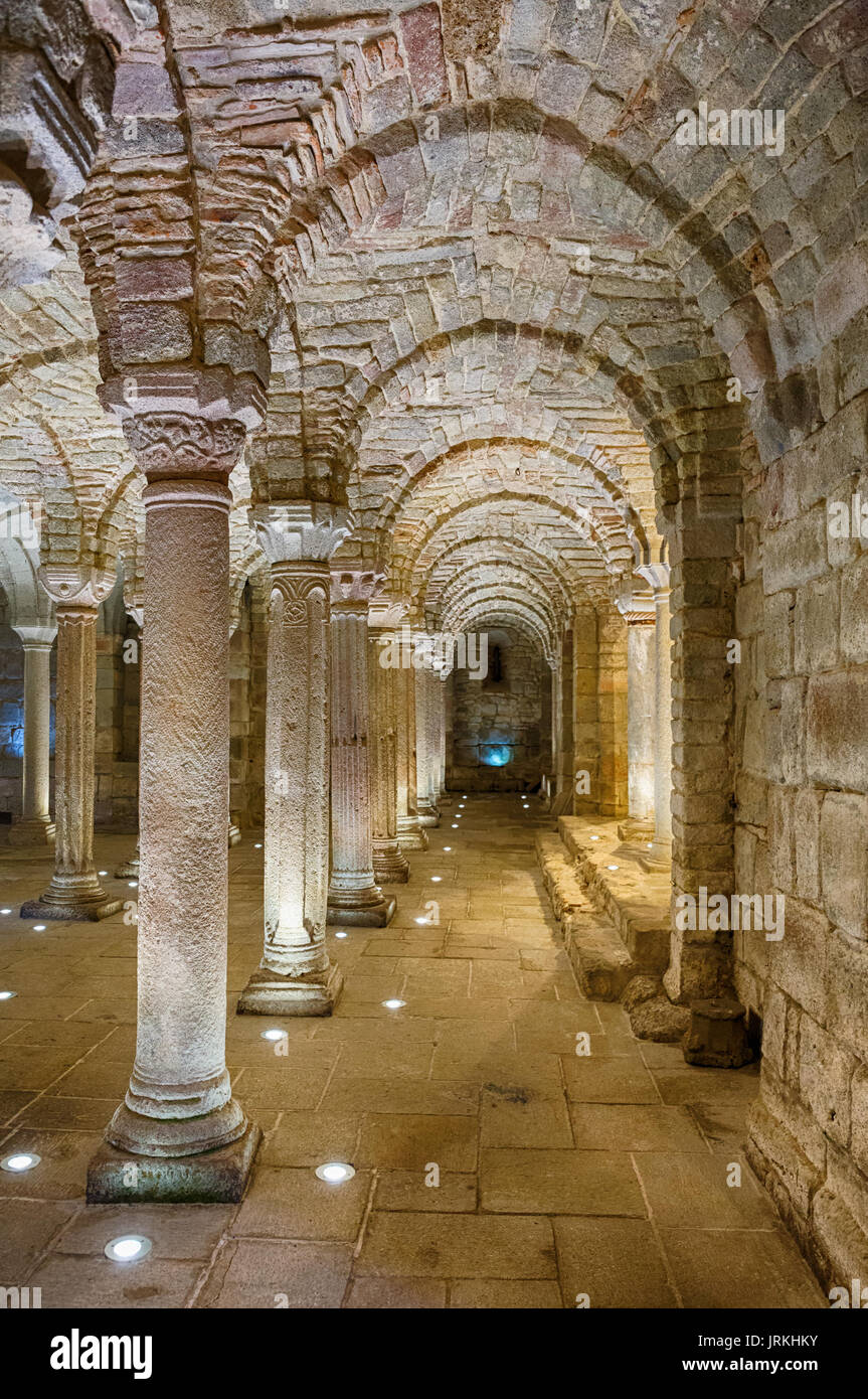 Archway nell Abbazia di San Salvatore cripta della Chiesa in Italia Foto Stock
