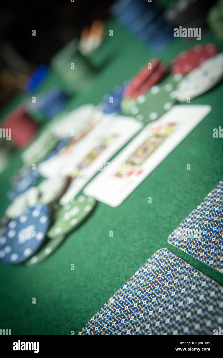 Carte deck poker inglese, Poker chips pila sul tavolo verde Foto Stock