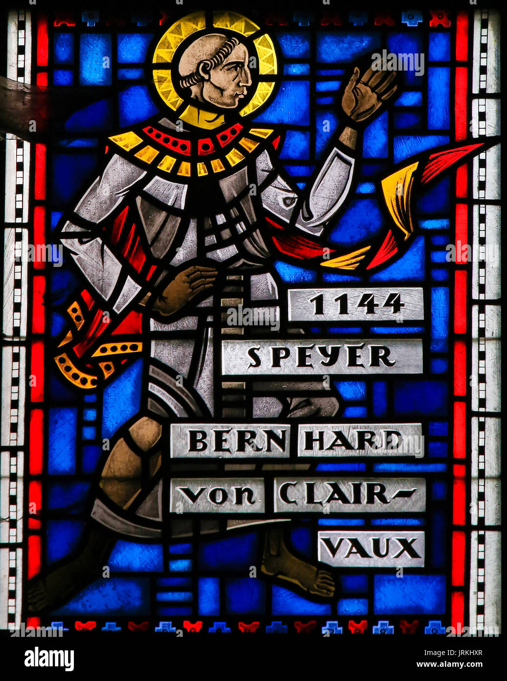 Il vetro macchiato in Wormser Dom in Worms, Germania, raffigurante San Bernardo di Chiaravalle (1090 - 1153), un abate francese e il reformer primario del Cister Foto Stock