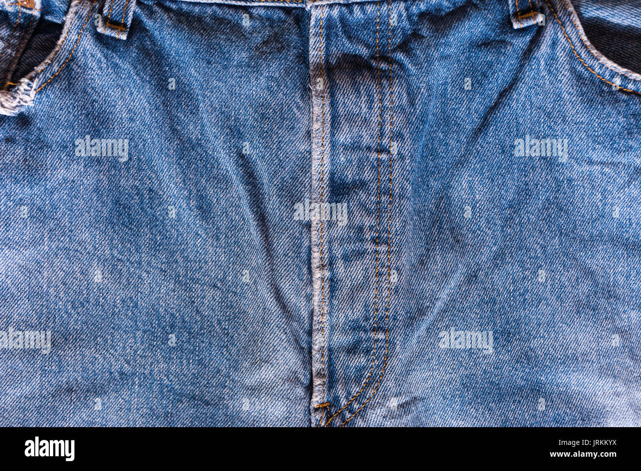 Astratto e concettuale del blue jeans o pantaloni con caratteristica di rame o rivetti metallici con il metallo centrale pulsante 5 taglio tasca Foto stock Alamy