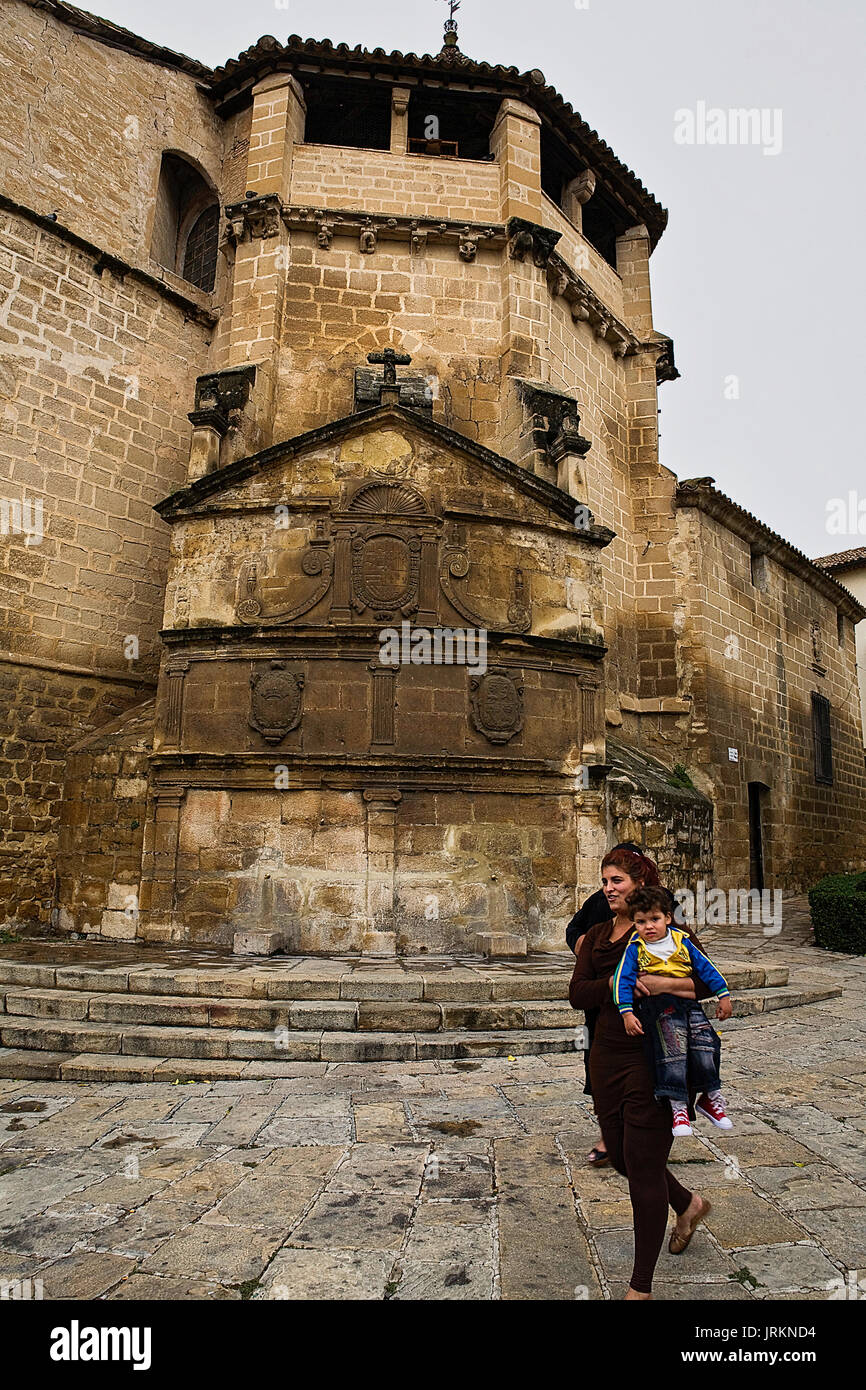 Lato della chiesa di San Paolo con sorgente e gypsy con bambino, Squarw 1 Maggio a Ubeda, Spagna Foto Stock