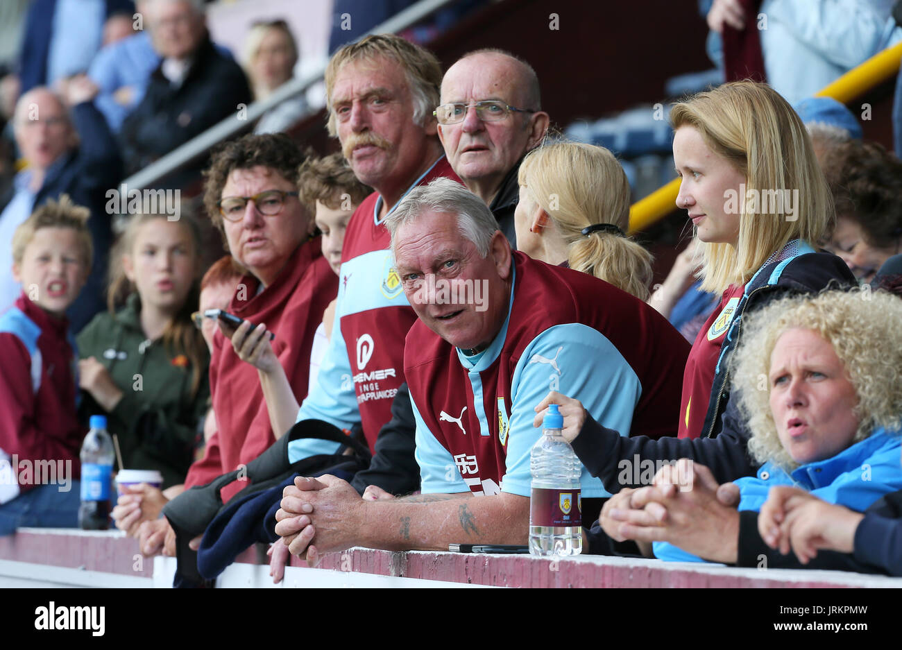 Burnley tifosi guardare dopo che il gioco è abbandonato durante la pre-stagione amichevole a Turf Moor, Burnley. Foto Stock