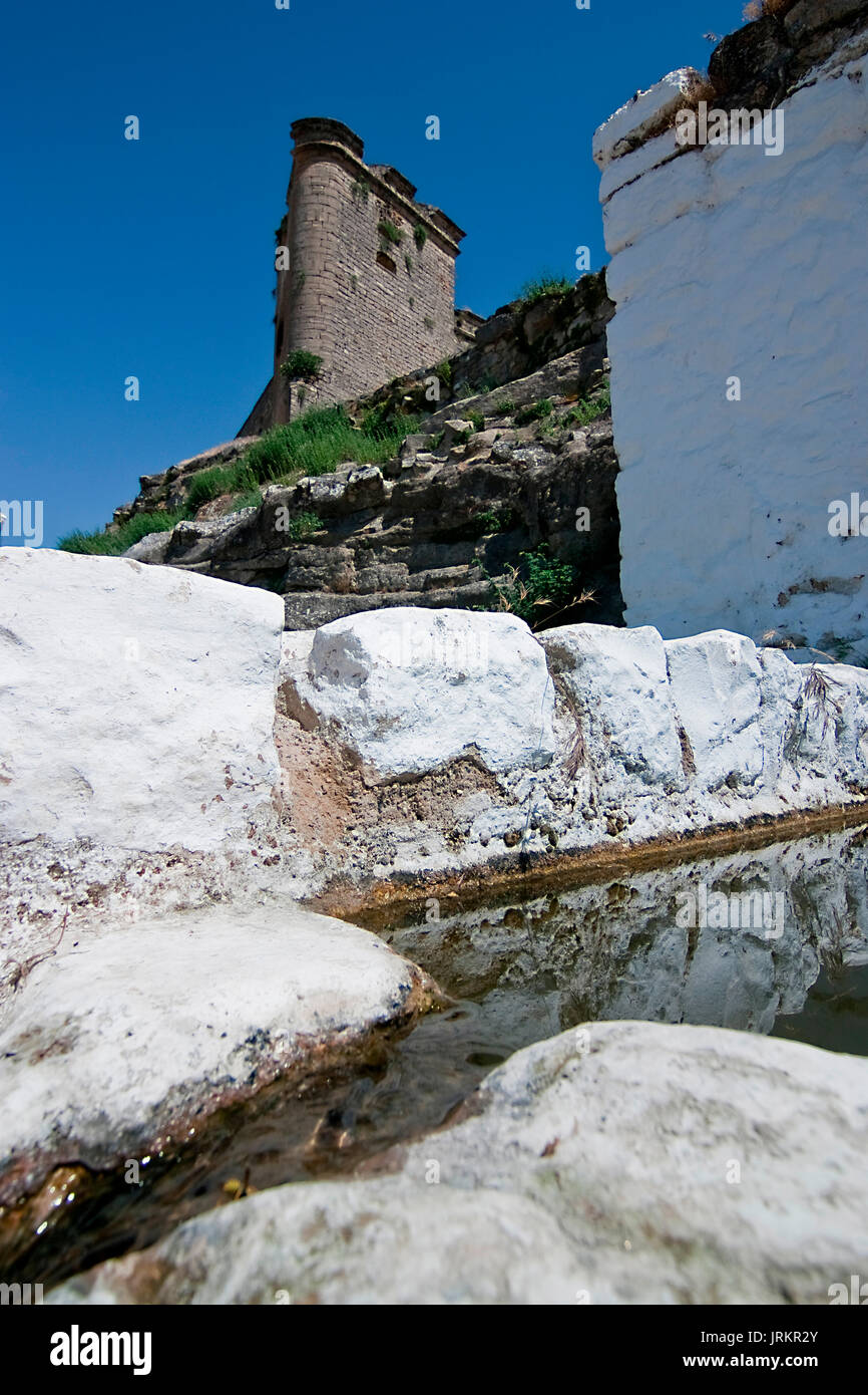 Fontana situata al di sotto del castello chiamato 'source dello sportello del canale', dove anticamente il muleteers con i loro asini bevve acqua. Foto Stock