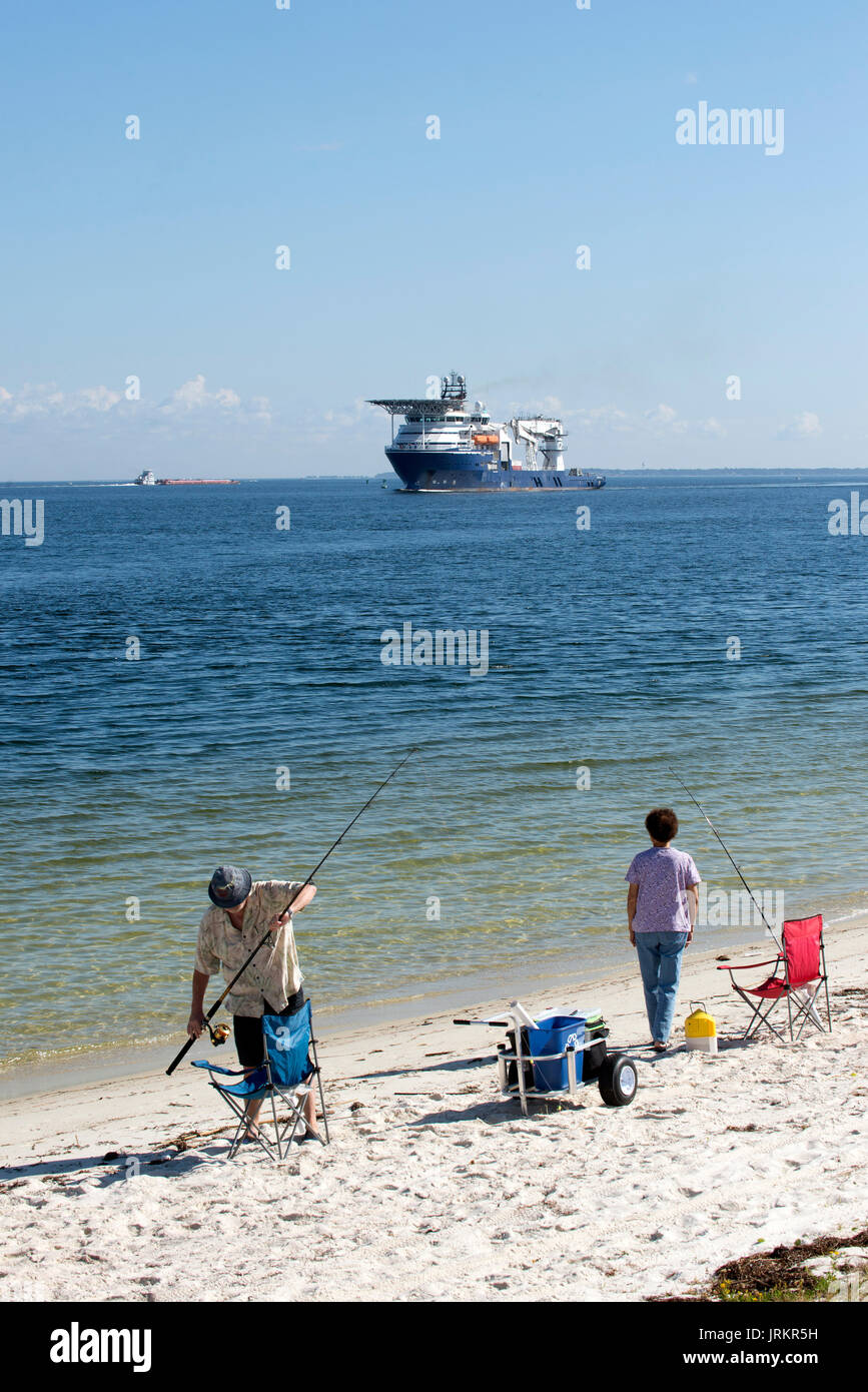 Il programma di installazione di Rem un offshore Nave di alimentazione in corso off Pensacola sulla costa del golfo con le persone su una spiaggia NEGLI STATI UNITI. Circa 2014 Foto Stock