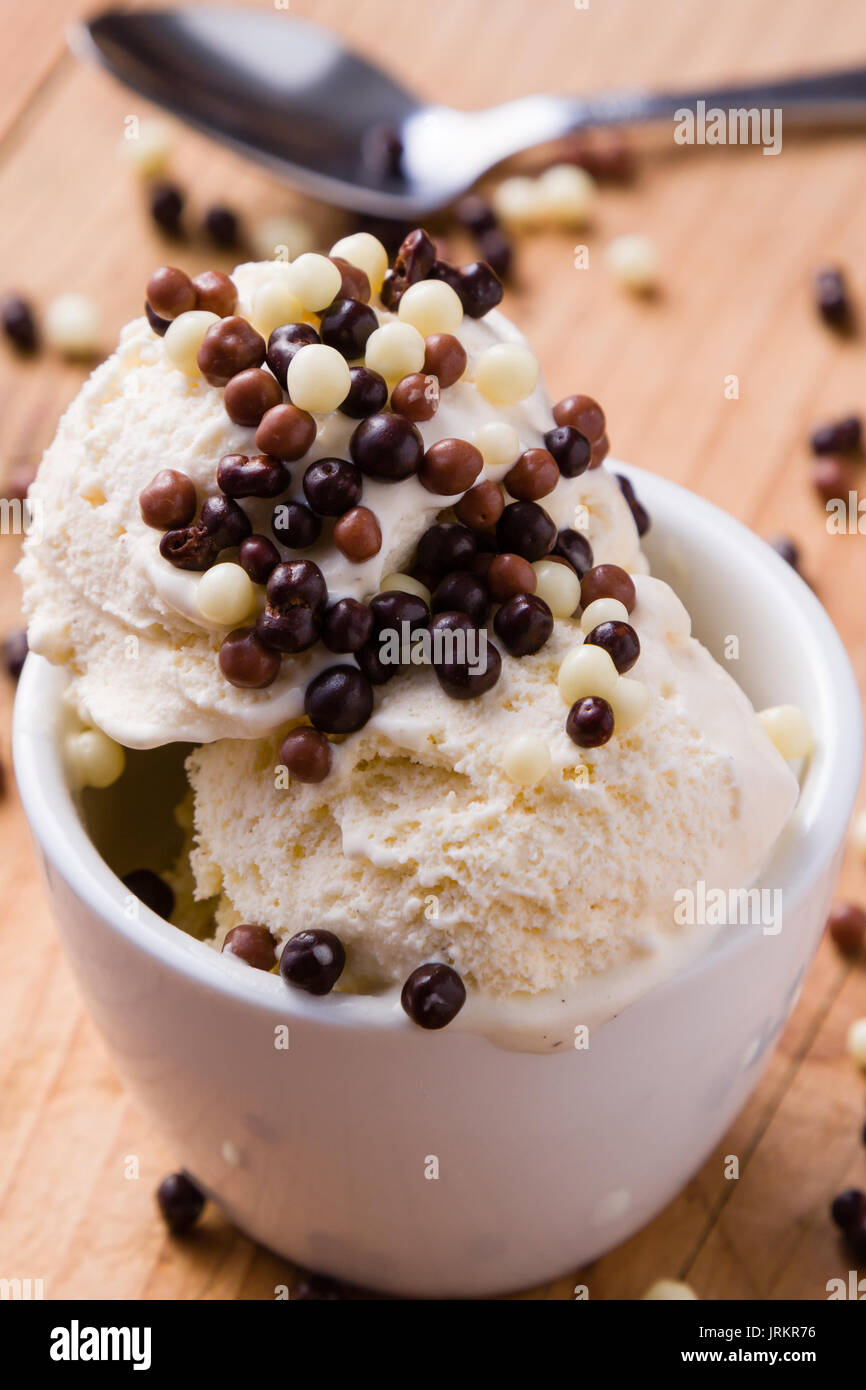 Cremoso gelato alla vaniglia con cioccolato spruzza Foto Stock