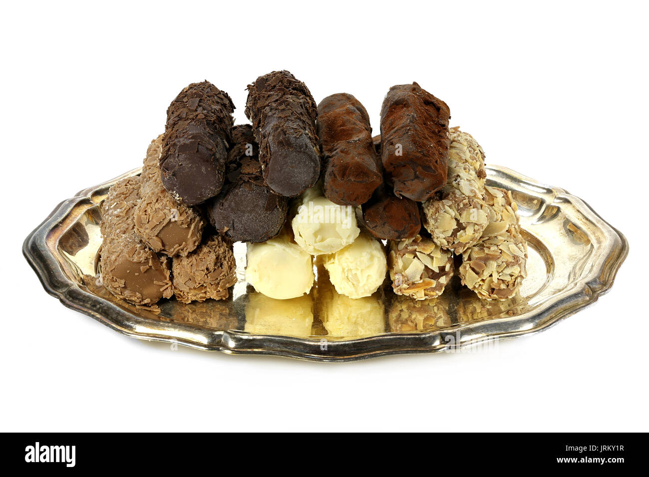 Piastra di argento con belga artigianale tartufi di cioccolato isolato su sfondo bianco Foto Stock