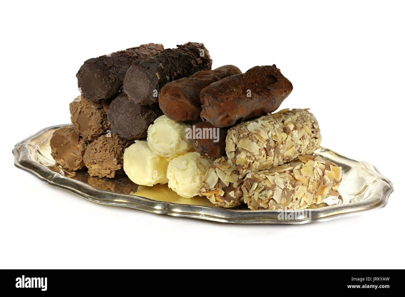 Piastra di argento con belga artigianale tartufi di cioccolato isolato su sfondo bianco Foto Stock
