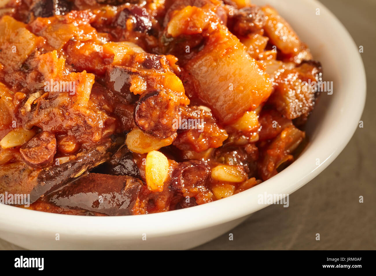 La caponata, uno stufato di melanzane, pomodoro, uvetta e pinoli, dalla Sicilia, Italia Foto Stock