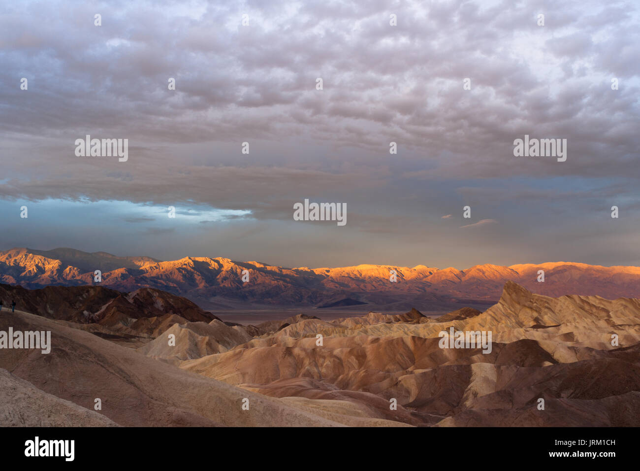 La copertura nuvolosa rende drammatica all'alba nella Valle della Morte Foto Stock