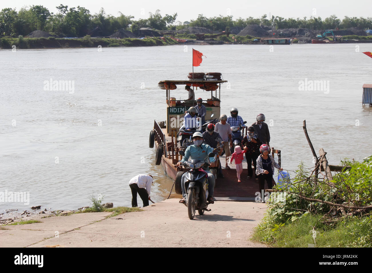 HAI DUONG, Vietnam, 30 Luglio: traghetto sul fiume su luglio, 30, 2014 di Hai Duong, Vietnam. Foto Stock