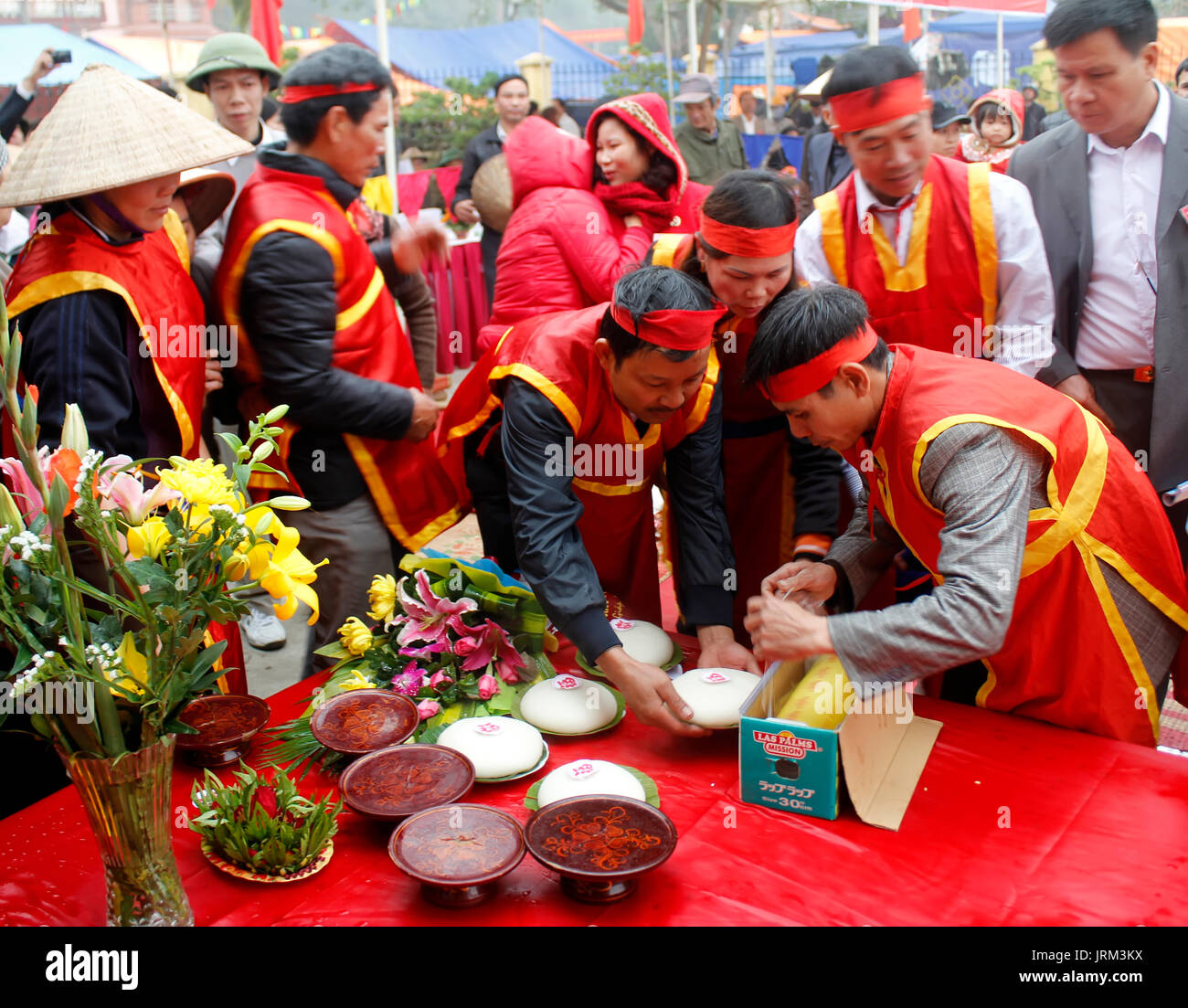 HAI DUONG, Vietnam, febbraio, 21:persone esame per rendere appiccicosa rotonda torta di riso a Cao festival in febbraio, 21, 2014 di Hai Duong, Vietnam. Questa torta mad Foto Stock