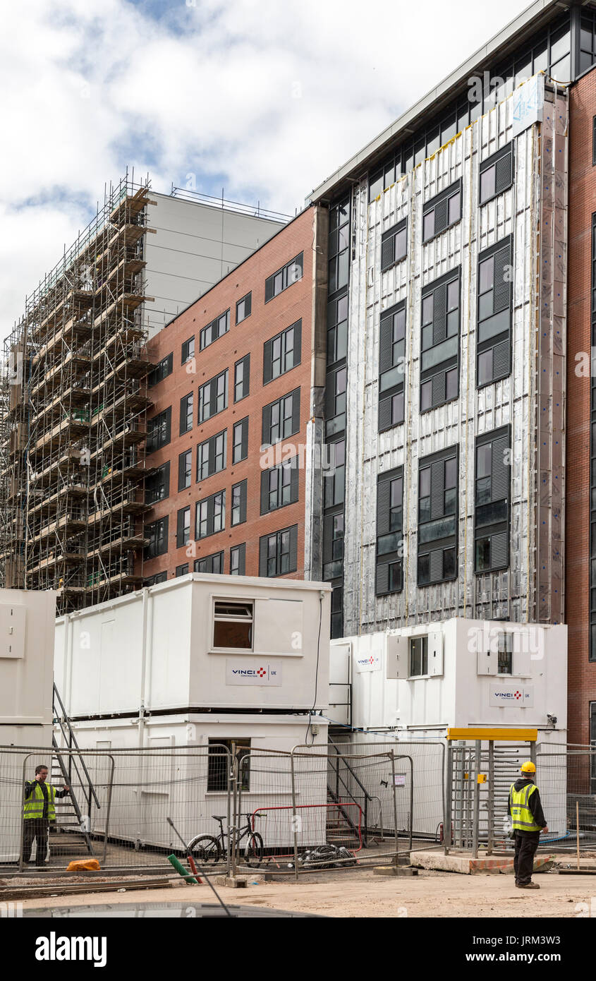 Rivestimento essendo installati su edifici, Cardiff Wales, Regno Unito Foto Stock