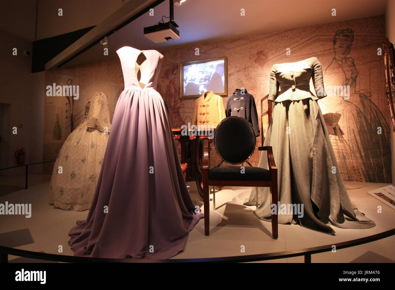 Esposizione di vintage abiti a fantasia in Praga Foto Stock