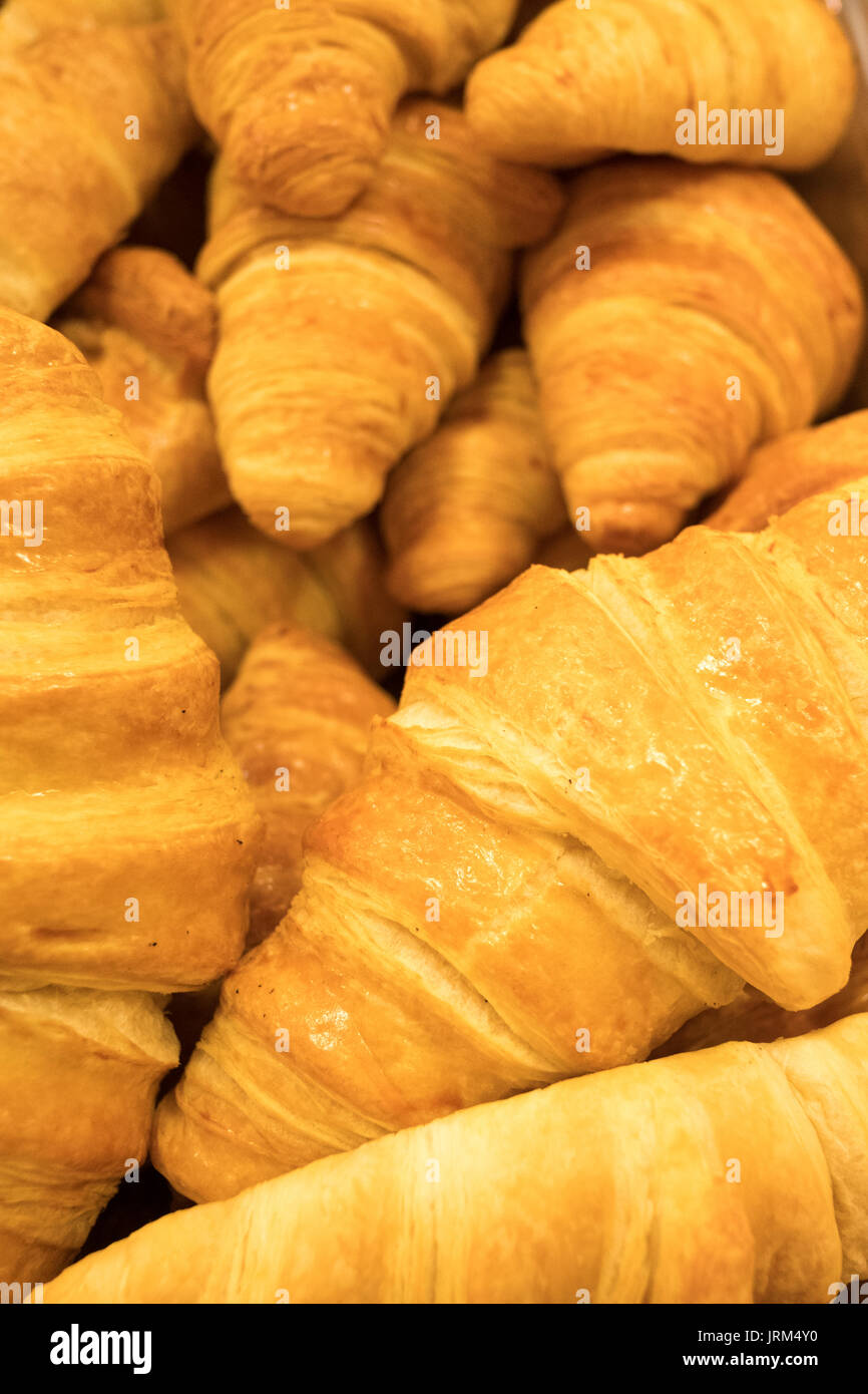 Appena sfornati croissant francesi in un supermercato per la vendita Foto Stock