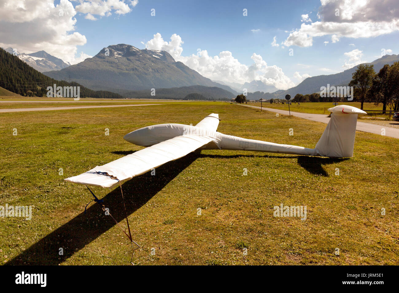 Alianti ottenere pronto a volare nelle montagne di St Moritz Foto Stock