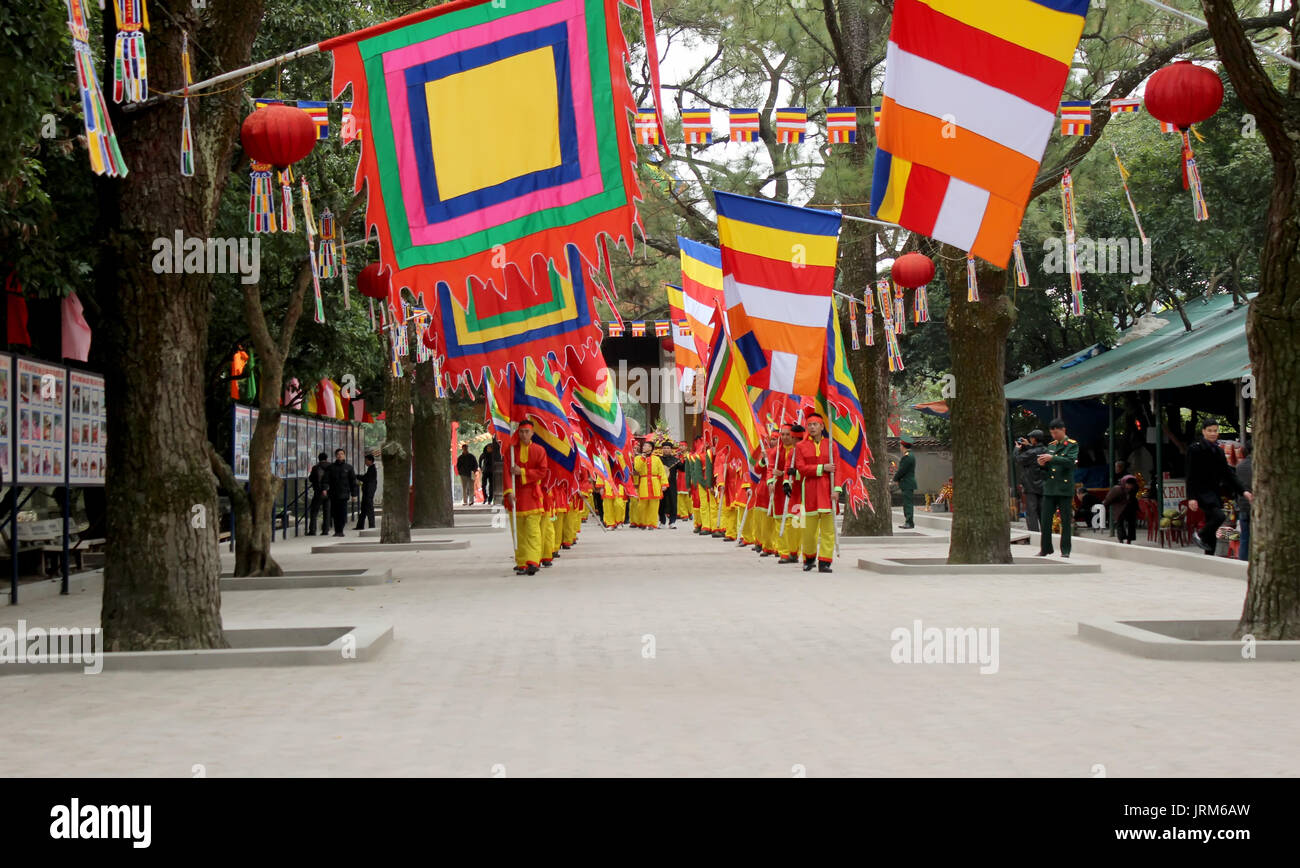 HAI DUONG, Vietnam, febbraio 15 : Gruppo dei popoli asiatici partecipare alle feste popolari in febbraio, 15, 2014 di Hai Duong, Vietnam. Foto Stock