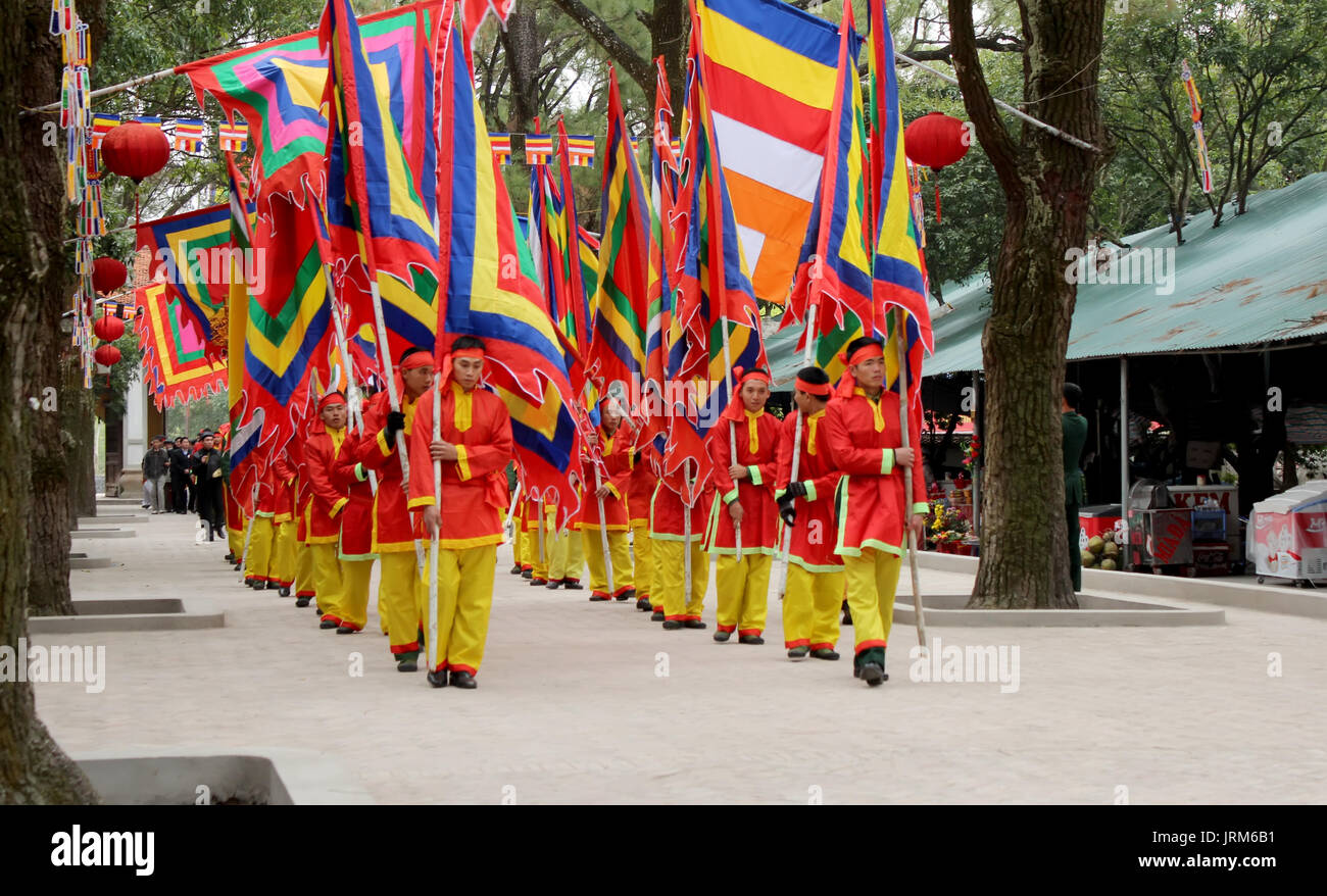 HAI DUONG, Vietnam, febbraio 15 : Gruppo dei popoli asiatici partecipare alle feste popolari in febbraio, 15, 2014 di Hai Duong, Vietnam. Foto Stock