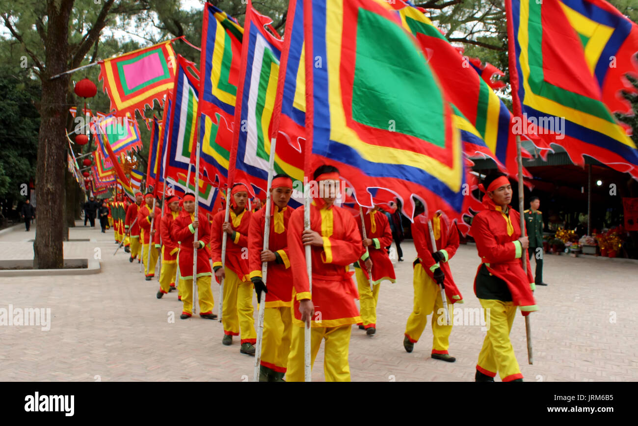 HAI DUONG, Vietnam, febbraio 15 : Gruppo dei popoli asiatici partecipare alle feste popolari in febbraio, 15, 2014 di Hai Duong, Vietnam Foto Stock