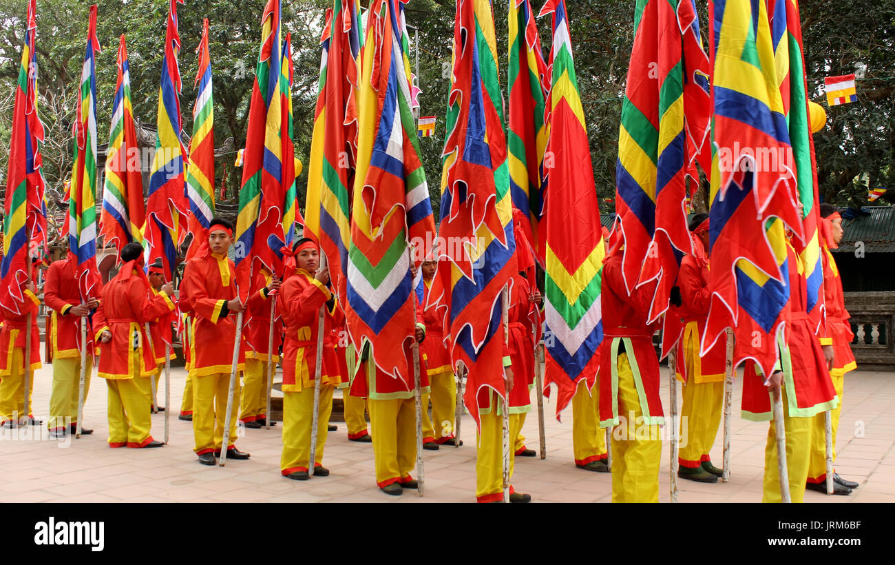 HAI DUONG, Vietnam, febbraio 15 : Gruppo dei popoli asiatici partecipare alle feste popolari in febbraio, 15, 2014 di Hai Duong, Vietnam. Foto Stock