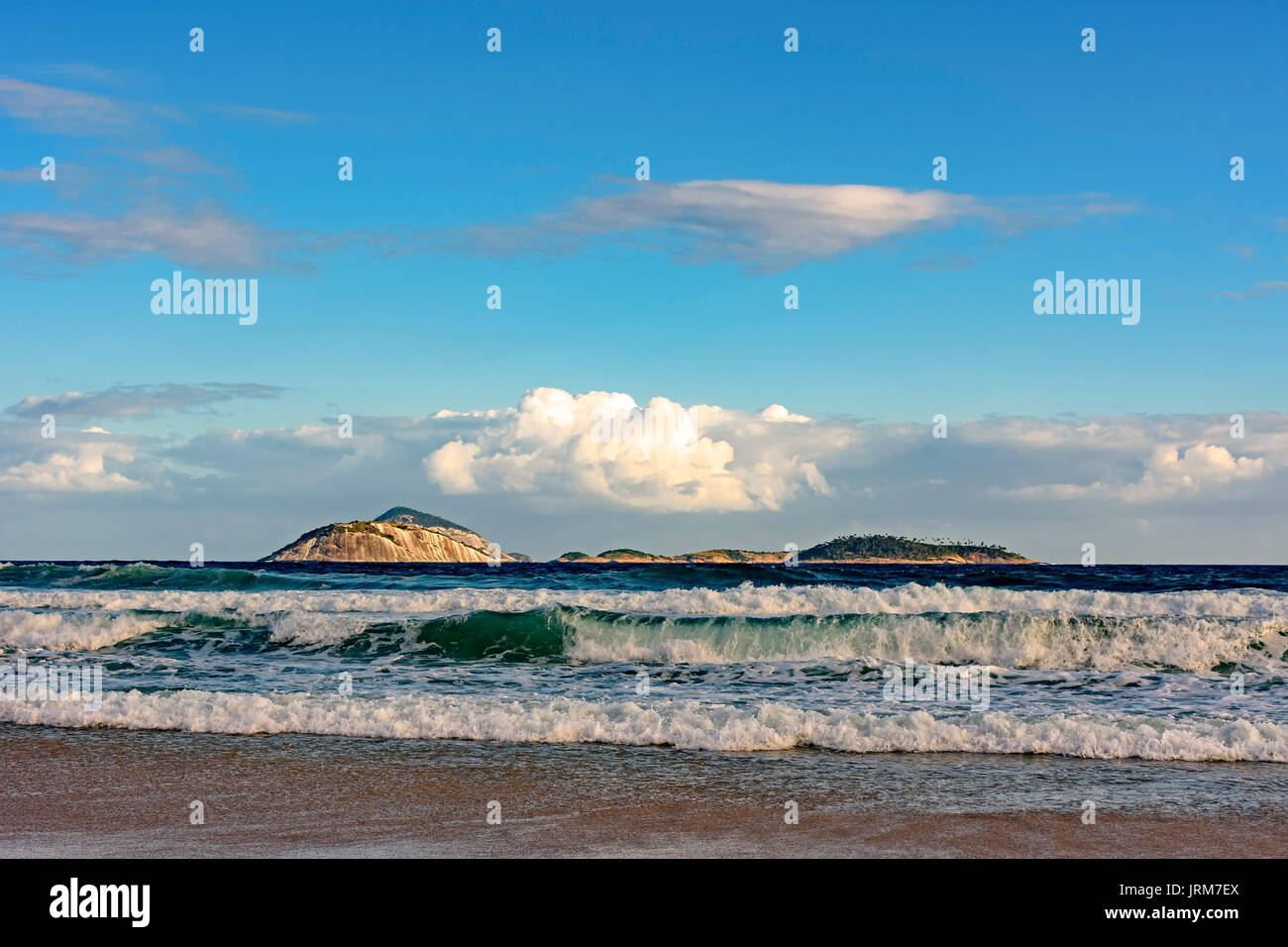 Vista delle isole Cagarras a pomeriggio di fronte la spiaggia di Ipanema a Rio de Janeiro Foto Stock