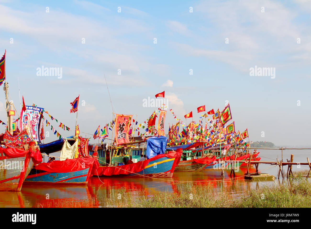 HAI DUONG, Vietnam, settembre, 10: Eseguite barca tradizionale sul fiume nelle feste popolari in settembre, 10, 2014 di Hai Duong, Vietnam Foto Stock