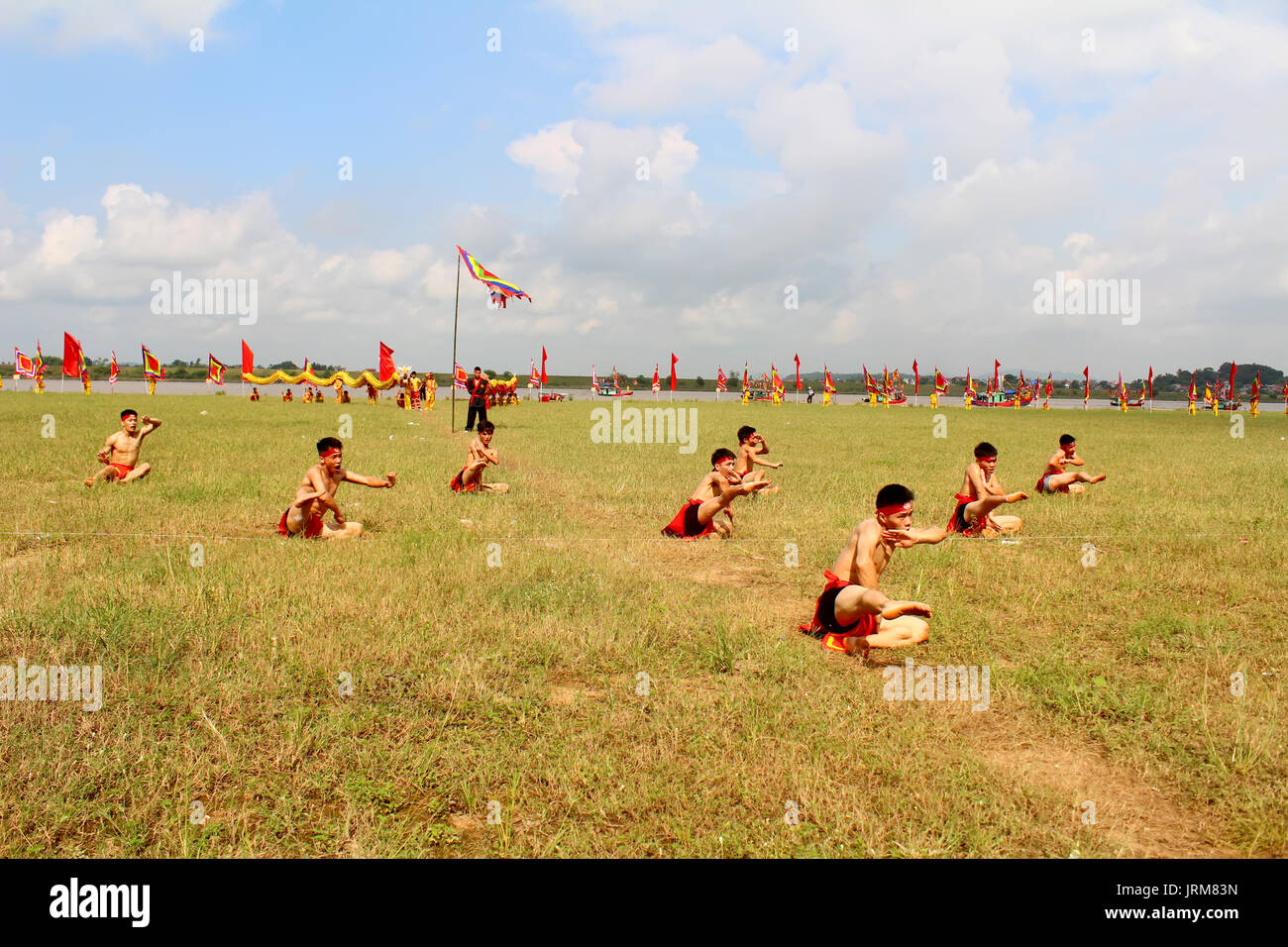 HAI DUONG, Vietnam, settembre 10:arti marziali prestazioni di praticanti di arti marziali tradizionali su settembre, 10, 2014 in Kiep Bac festival, Hai Duo Foto Stock