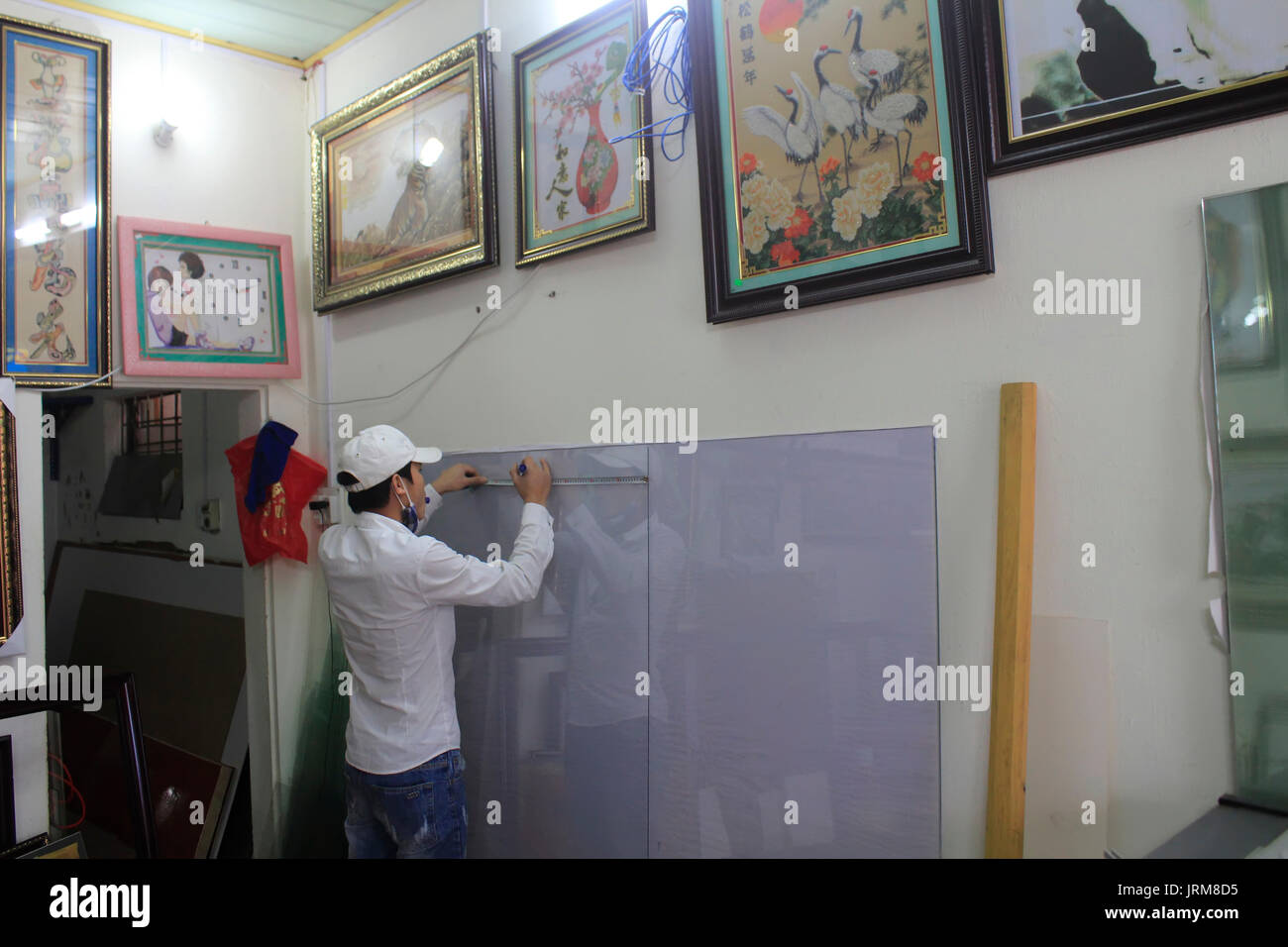 Haiduong, Vietnam, febbraio, 17: artigiano lavorando su frame in frame shop on febbraio, 17, 2015 di Hai Duong, Vietnam Foto Stock