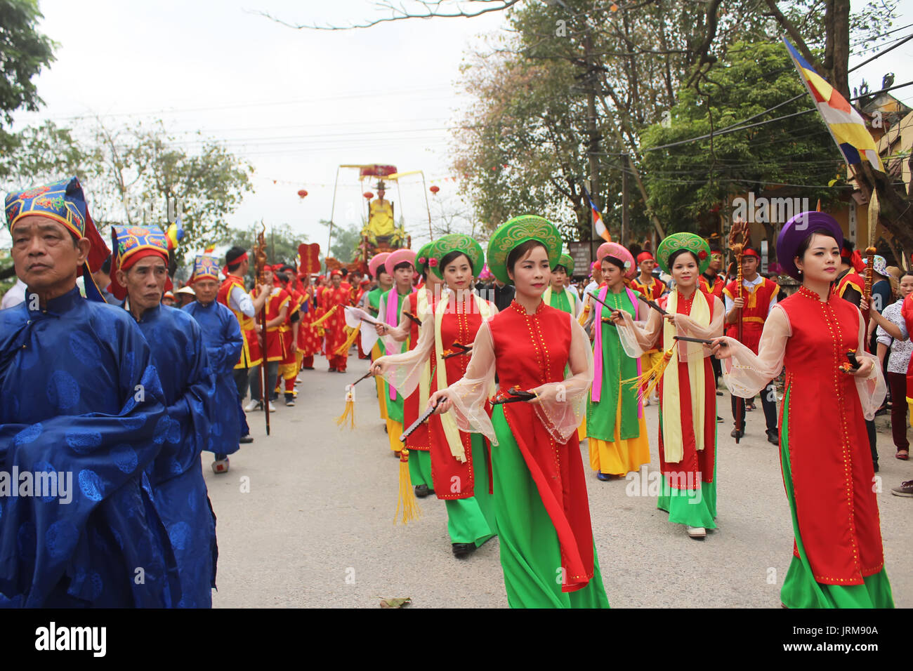 Haiduong, Vietnam, Marzo 31, 2015: un gruppo di persone che frequentano le feste tradizionali Foto Stock