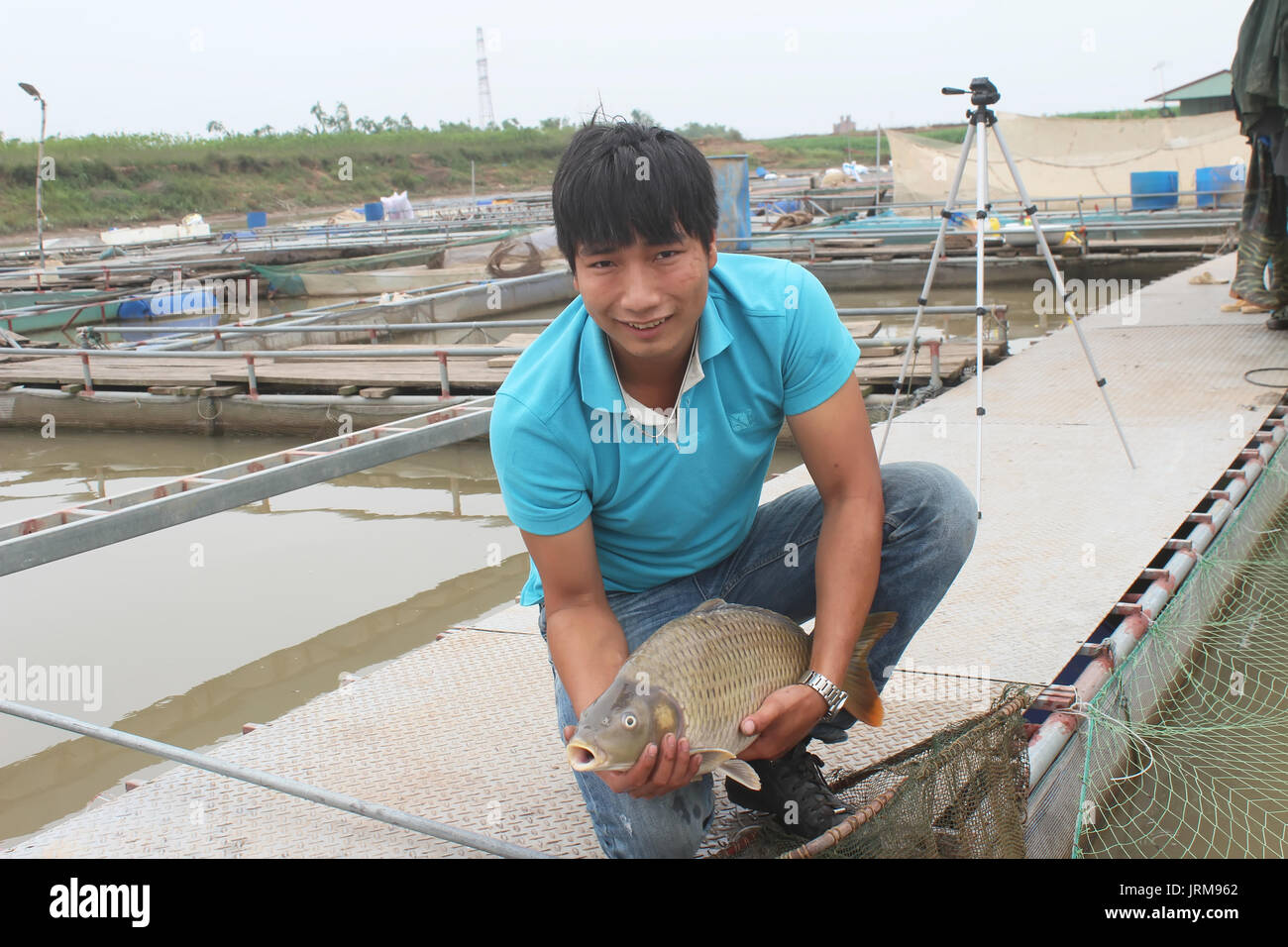 HAI DUONG, Vietnam, novembre 26: i pescatori e la fattoria di pesce di fiume in novembre, 26, 2014 di Hai Duong, Vietnam. Foto Stock