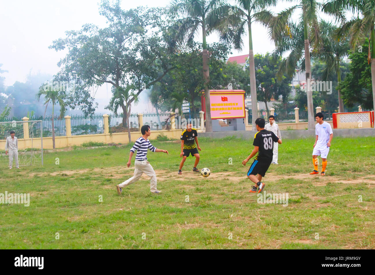 HAI DUONG, Vietnam, Dicembre, 1: Asian giovani giocando a calcio nel mese di dicembre 1, 2014 di Hai Duong, Vietnam. Foto Stock