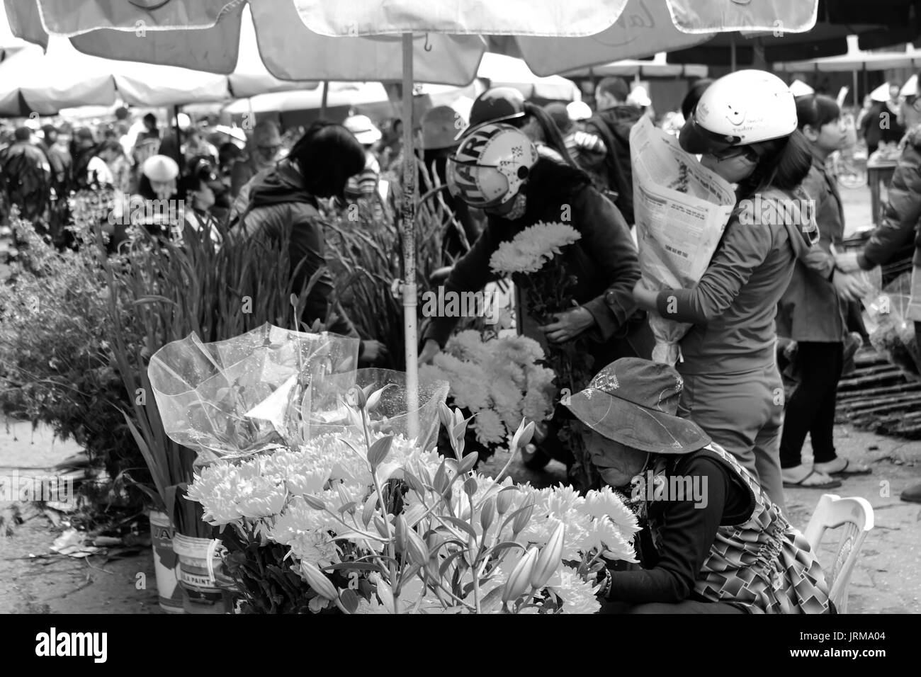 HAI DUONG, Vietnam, aprile, 10: donna asiatica fiori di acquisto sul mercato in aprile, 10 di Hai Duong, Vietnam. Foto Stock