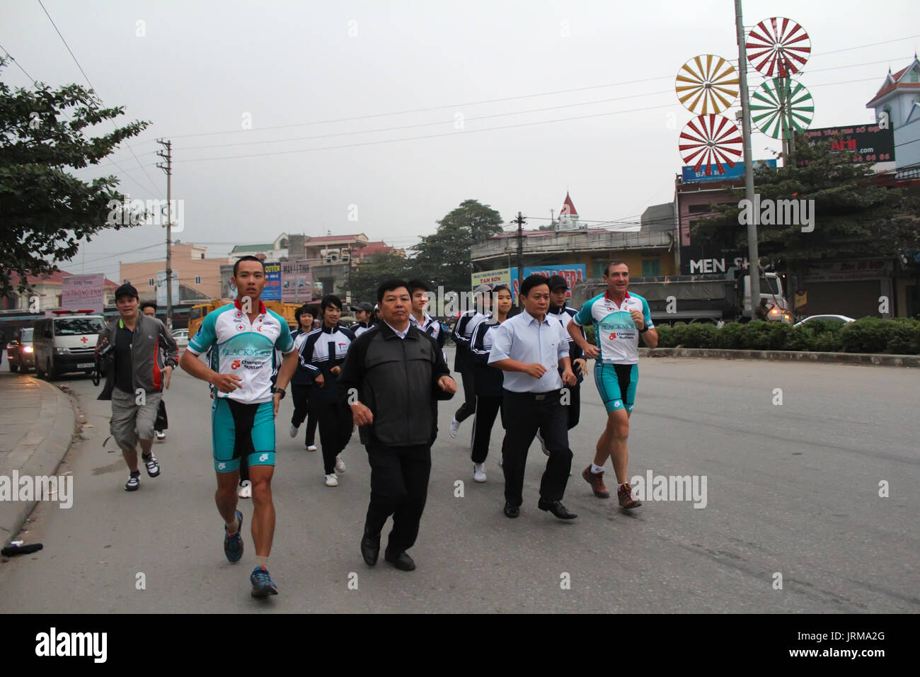 DUONG, Vietnam, 13 Dicembre: Pat agricoltore, un atleta australiana, in esecuzione con ventole sul dicembre 13, 2012 di Hai Duong, Vietnam Foto Stock