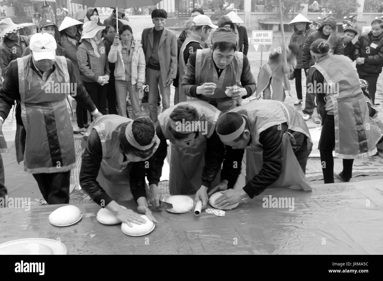 HAI DUONG, Vietnam, febbraio, 21:persone esame per rendere appiccicosa rotonda torta di riso a Cao festival in febbraio, 21, 2014 di Hai Duong, Vietnam. Questa torta mad Foto Stock