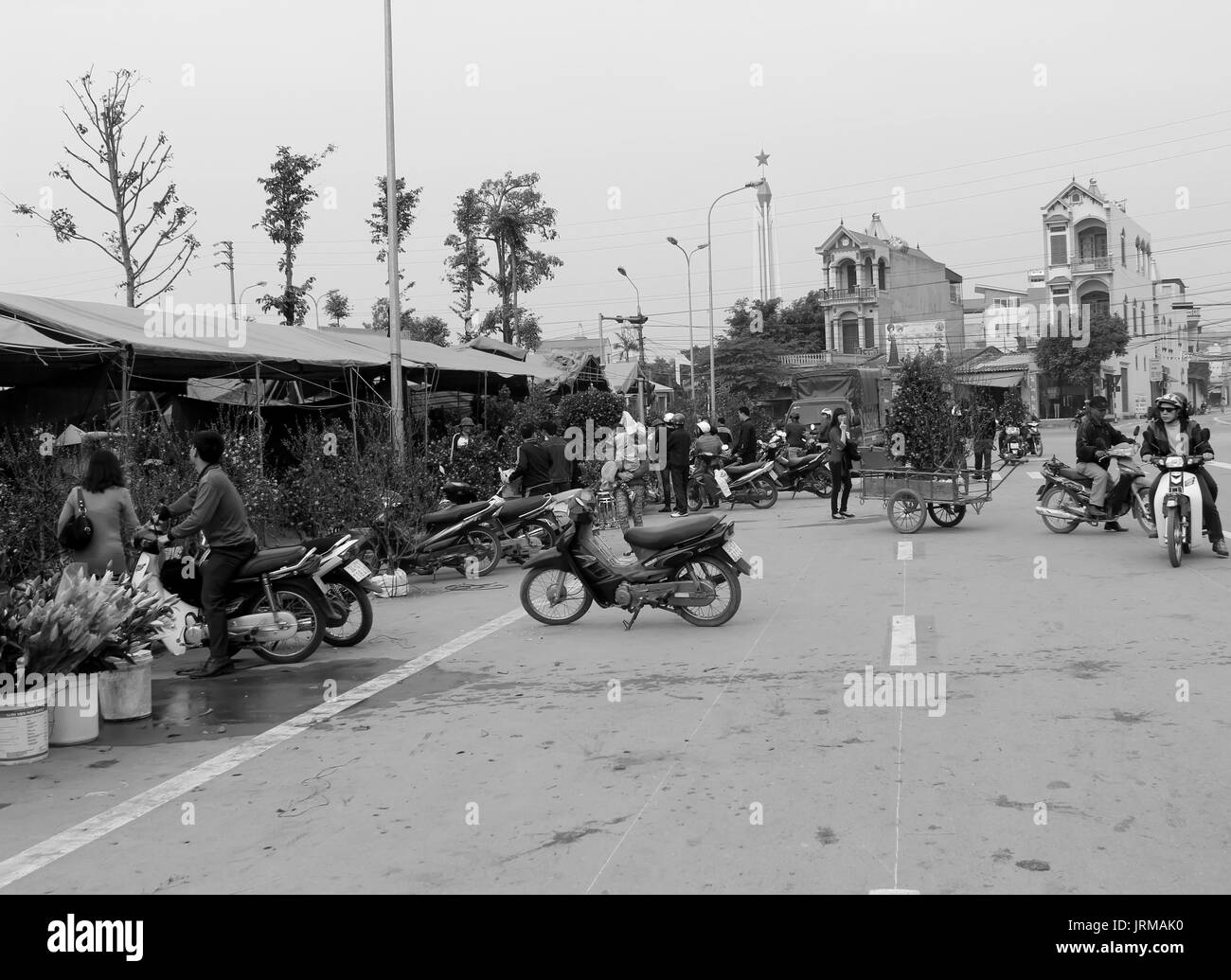 HAI DUONG, Vietnam, aprile, 10: uomo asiatico fiori di acquisto sul mercato in aprile, 10 di Hai Duong, Vietnam. Foto Stock