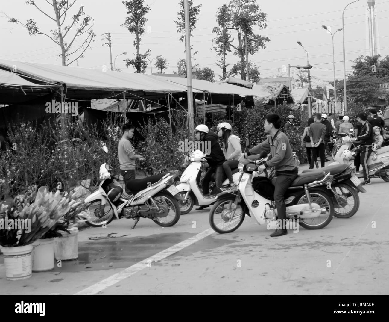 HAI DUONG, Vietnam, aprile, 10: uomo asiatico fiori di acquisto sul mercato in aprile, 10 di Hai Duong, Vietnam. Foto Stock