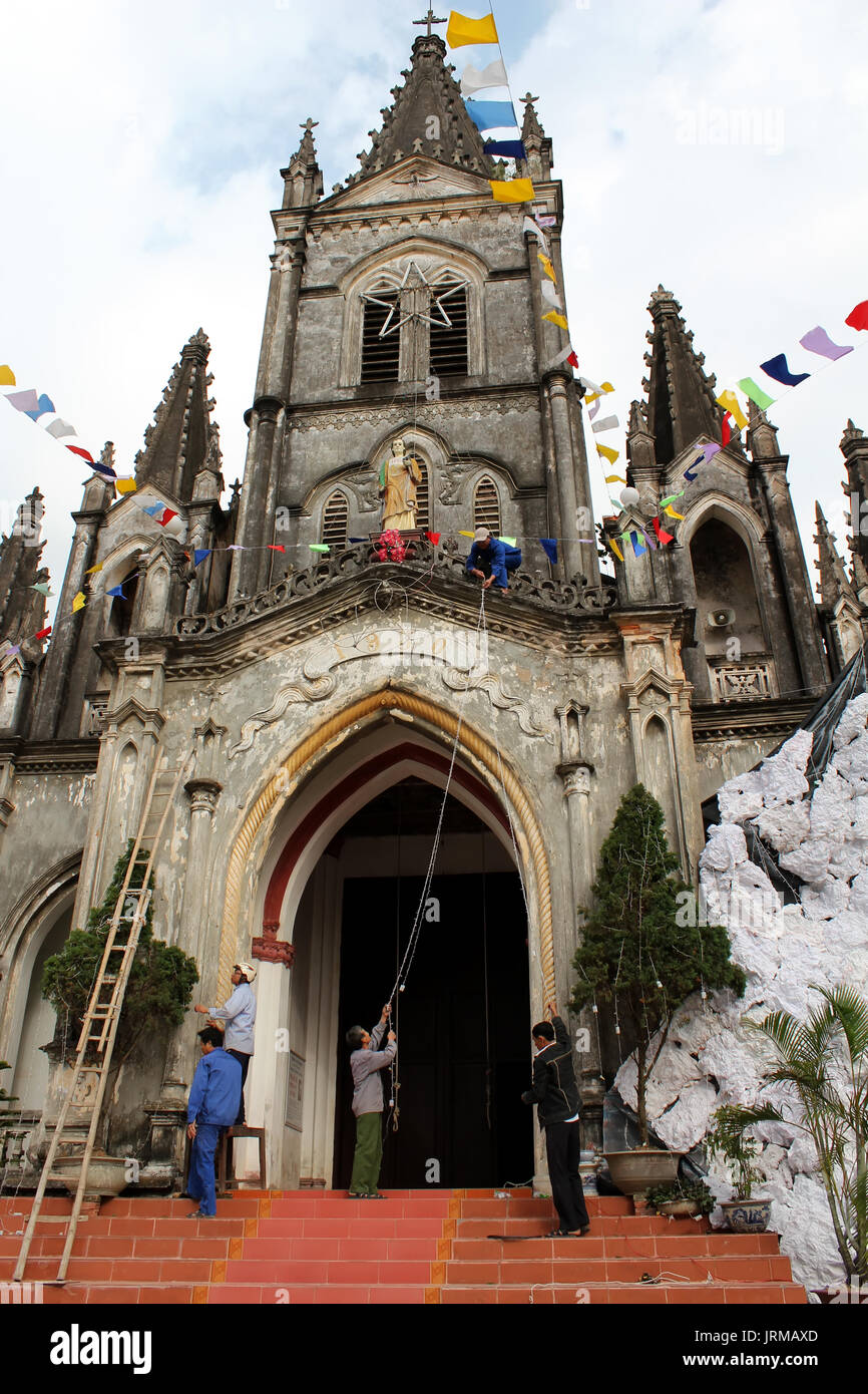 HAI DUONG, Vietnam, Dicembre, 22: Persone decorano la chiesa per il Natale in dicembre, 22, 2012 di Hai Duong, Vietnam Foto Stock