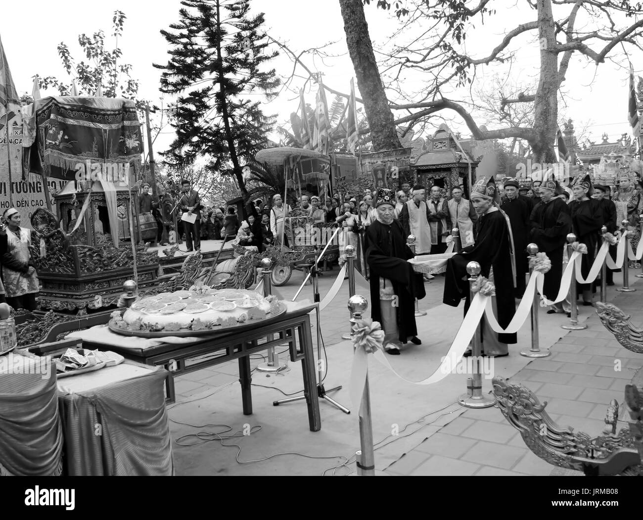 HAI DUONG, Vietnam, marzo, 4: gruppo di persone in costume tradizionale dare doni al santo a Cao tempio festival a Marzo 4, 2013 di Hai Duong, Vie Foto Stock