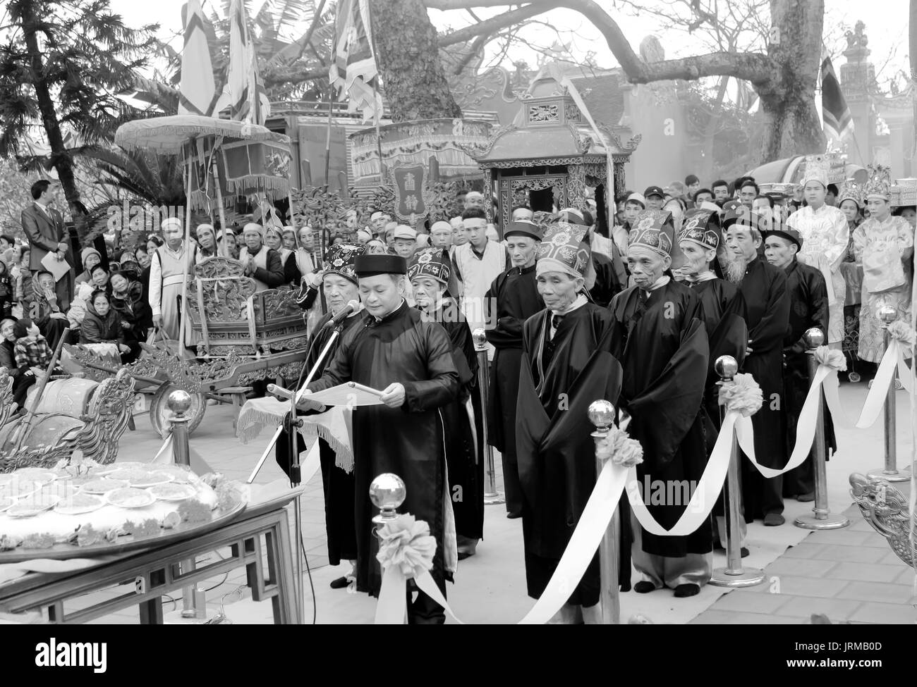 HAI DUONG, Vietnam, marzo, 4: gruppo di persone in costume tradizionale dare doni al santo a Cao tempio festival a Marzo 4, 2013 di Hai Duong, Vie Foto Stock
