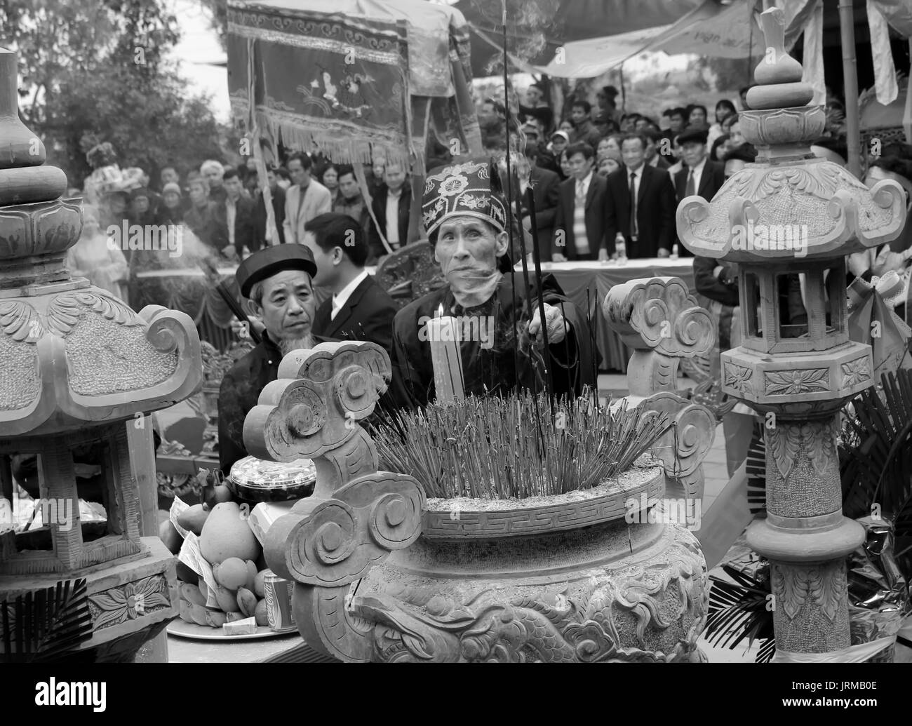 HAI DUONG, Vietnam, marzo, 4: gruppo di persone in costume tradizionale dare doni al santo a Cao tempio festival a Marzo 4, 2013 di Hai Duong, Vie Foto Stock