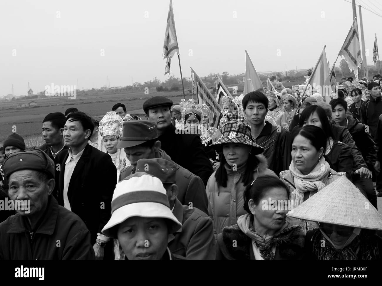 HAI DUONG, Vietnam, marzo, 4: gruppo di persone in costume tradizionale dare doni al santo a Cao tempio festival a Marzo 4, 2013 di Hai Duong, Vie Foto Stock