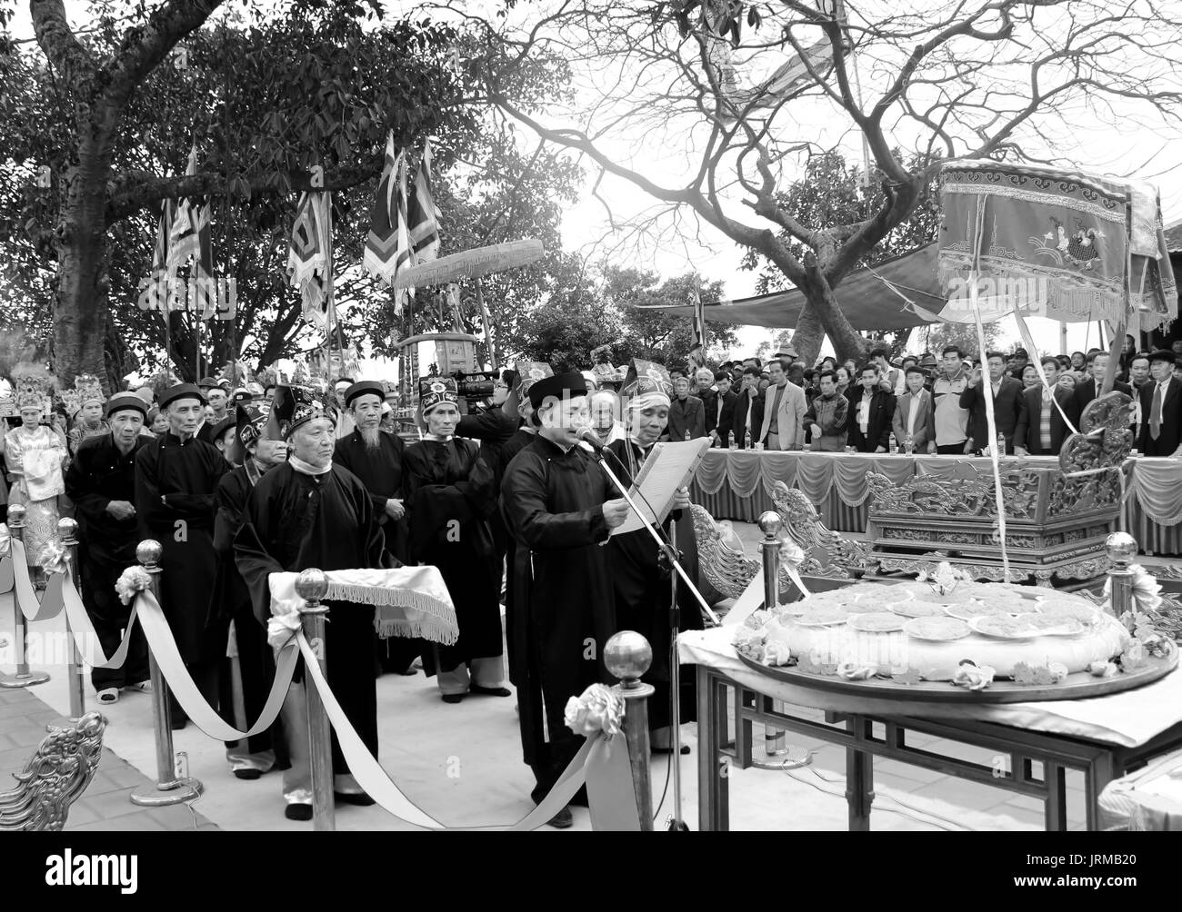 HAI DUONG, Vietnam, marzo, 4: gruppo di persone in costume tradizionale dare doni al santo a Cao tempio festival a Marzo 4, 2013 di Hai Duong, Vie Foto Stock