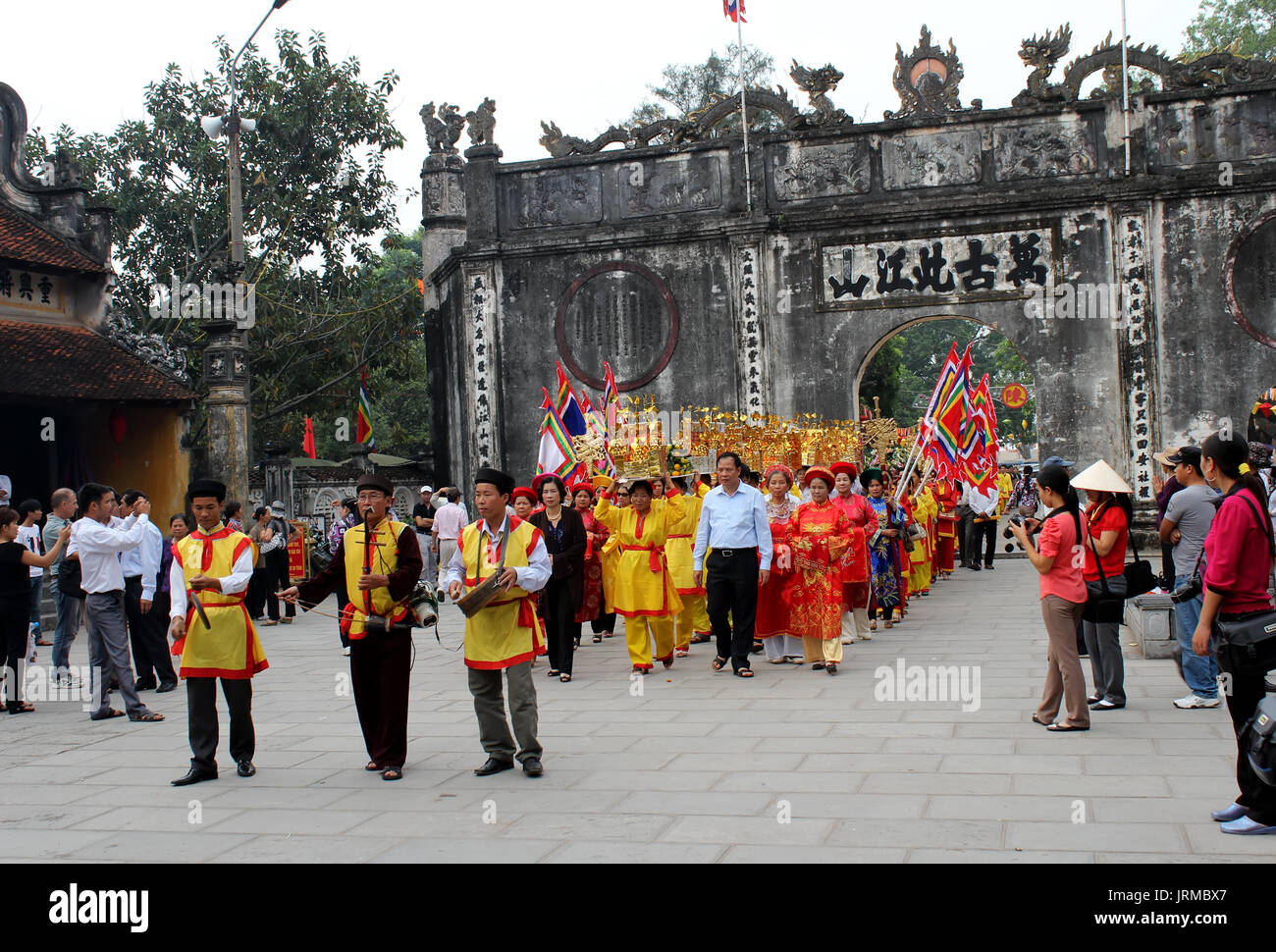 HAI DUONG, Vietnam, Settembre, 12: gruppo di persone in costume tradizionale processione palanquin santo in corrispondenza con del figlio, Kiep Bac festival il 12 settembre Foto Stock