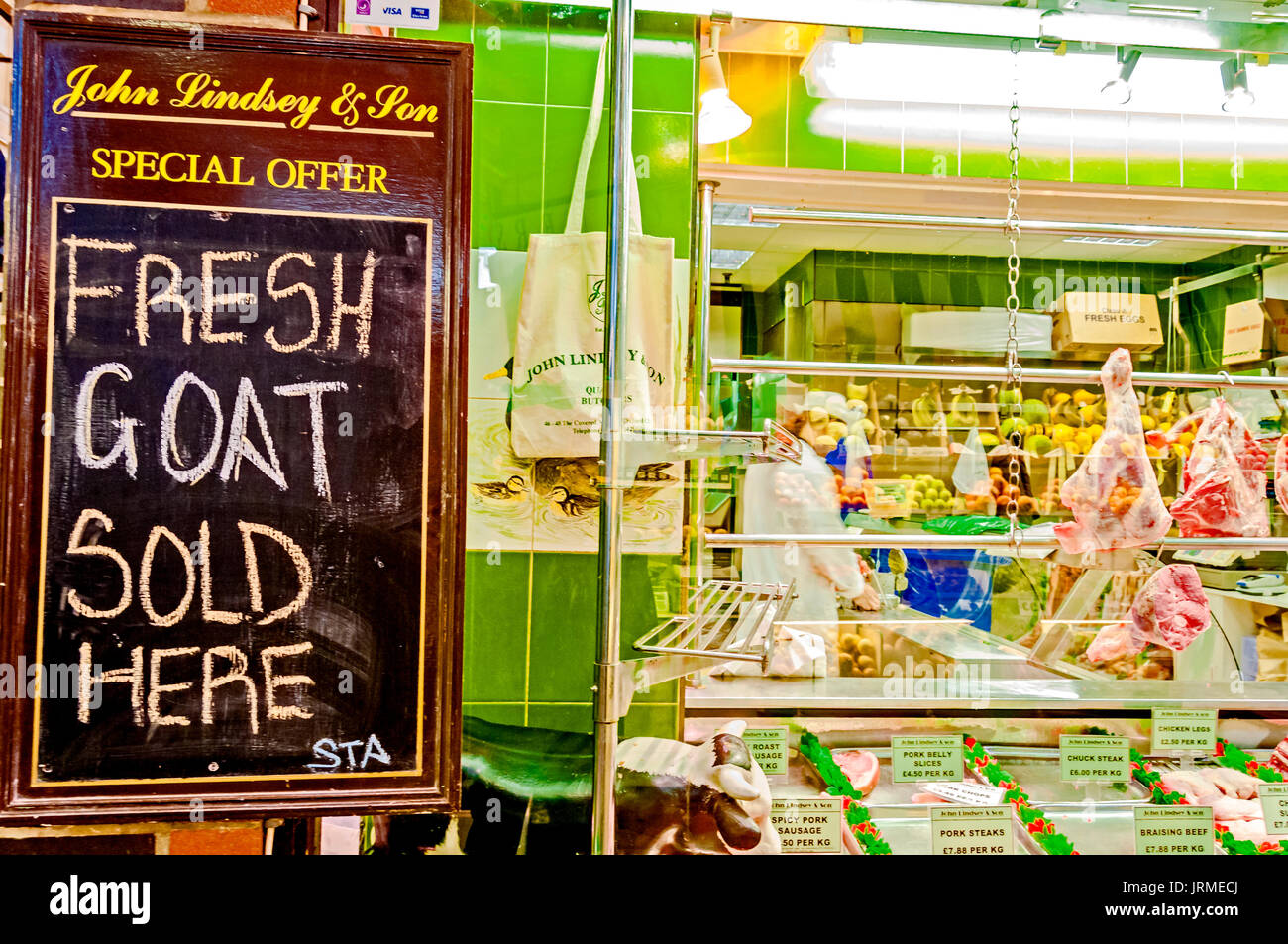 Cibo sul display in un mercato in stallo, mercato coperto, Oxford; Auslage eines Marktstandes mit Fleisch in Oxford Foto Stock