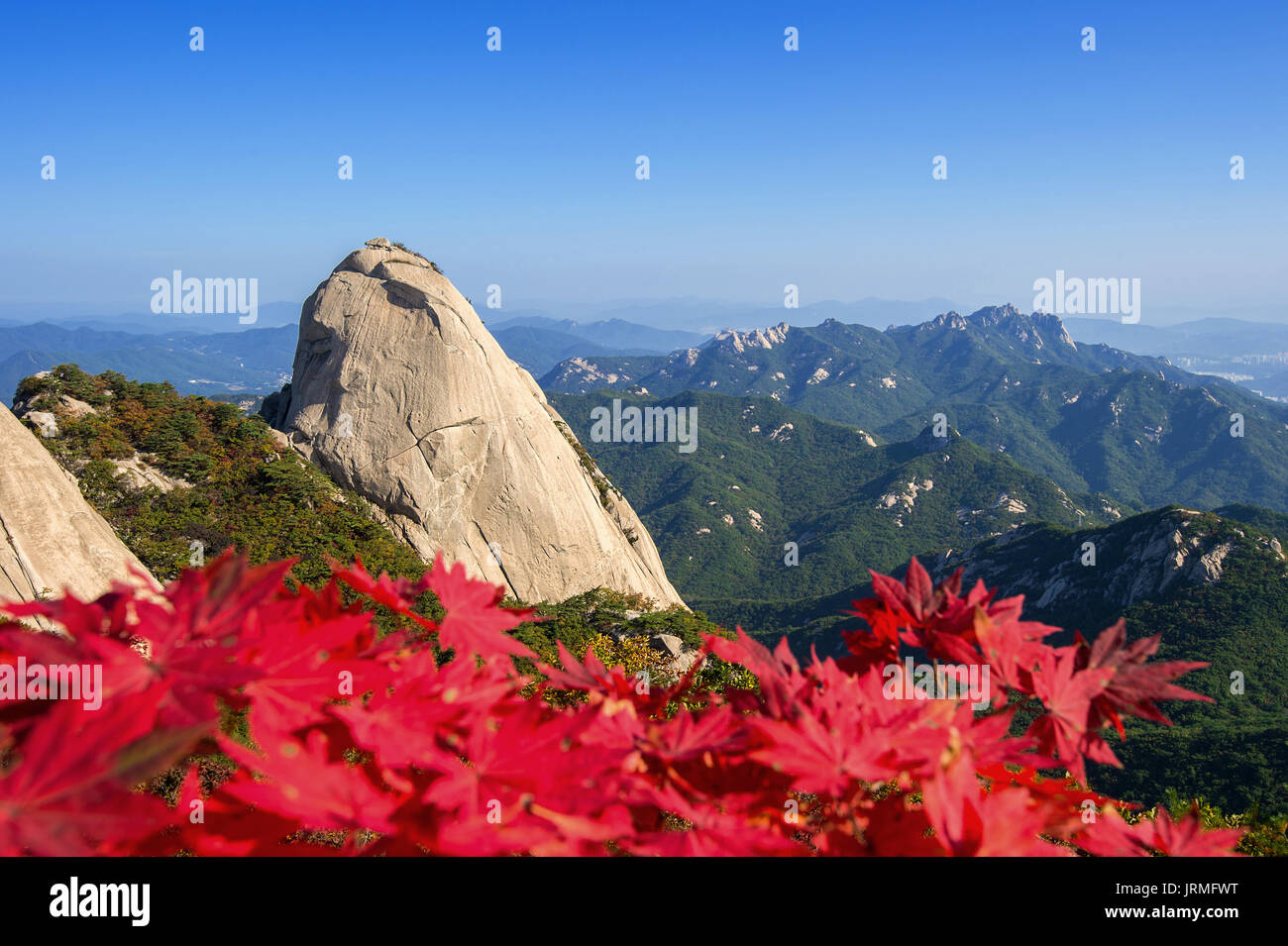 Picco Baegundae e Bukhansan montagne in autunno,Seul in Corea del Sud. Foto Stock