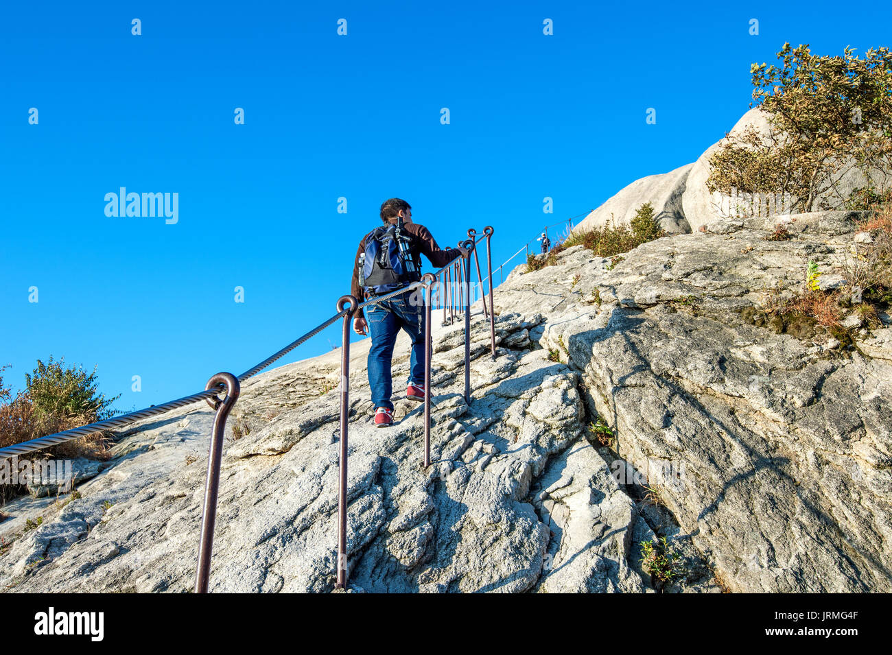 SEOUL, Corea del Sud - Sep 27: gli alpinisti e turisti sulla montagna Bukhansan. Foto scattata il Sep 27, 2015 a Seul, in Corea del Sud. Foto Stock