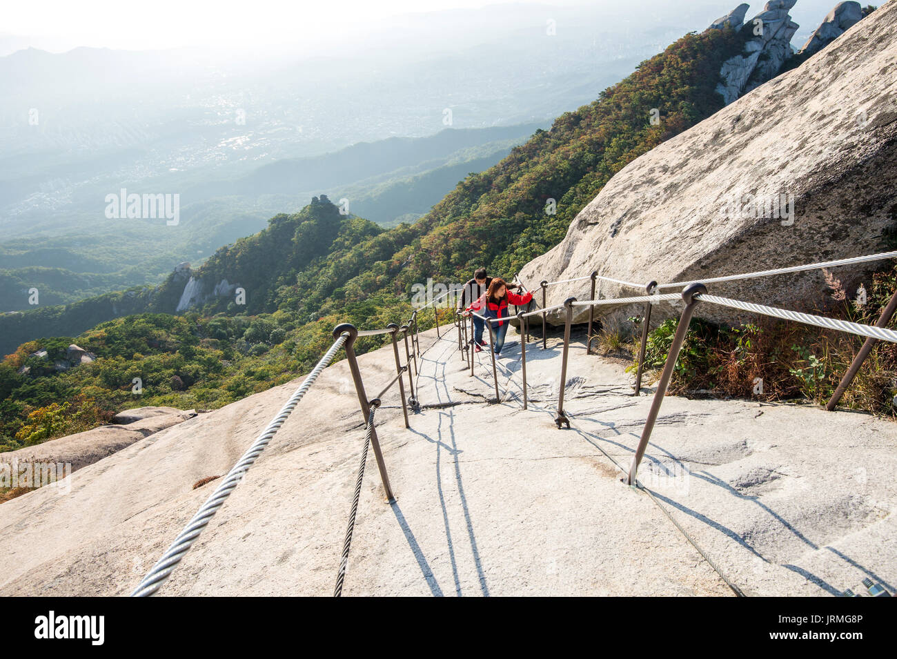 SEOUL, Corea del Sud - Sep 27: gli alpinisti e turisti sulla montagna Bukhansan. Foto scattata il Sep 27, 2015 a Seul, in Corea del Sud. Foto Stock