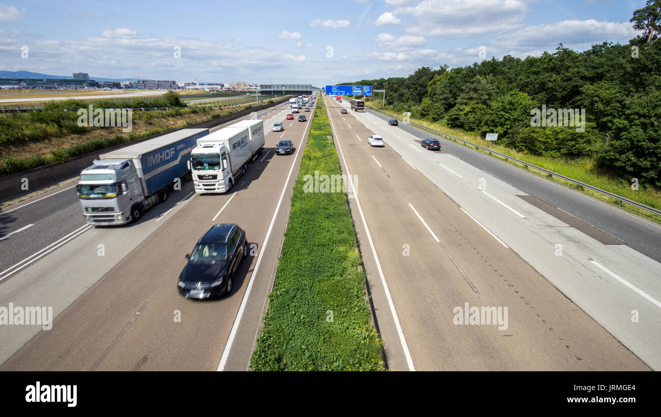 Francoforte, Germania - 11 luglio 2013: il traffico su una autostrada tedesca. Autostrade tedesche non hanno alcuna speedlimit generale e di rango come il quinto più lunga autostrada sys Foto Stock