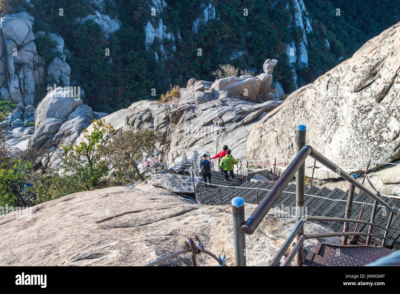 SEOUL, Corea del Sud - Sep 27: gli alpinisti e turisti sulla montagna Bukhansan. Foto scattata il Sep 27, 2015 a Seul, in Corea del Sud. Foto Stock