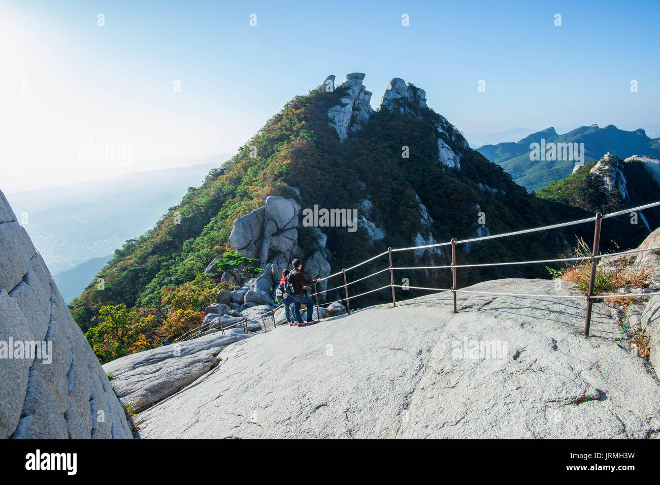 SEOUL, Corea del Sud - Sep 27: gli alpinisti e turisti sulla montagna Bukhansan. Foto scattata il Sep 27, 2015 a Seul, in Corea del Sud. Foto Stock